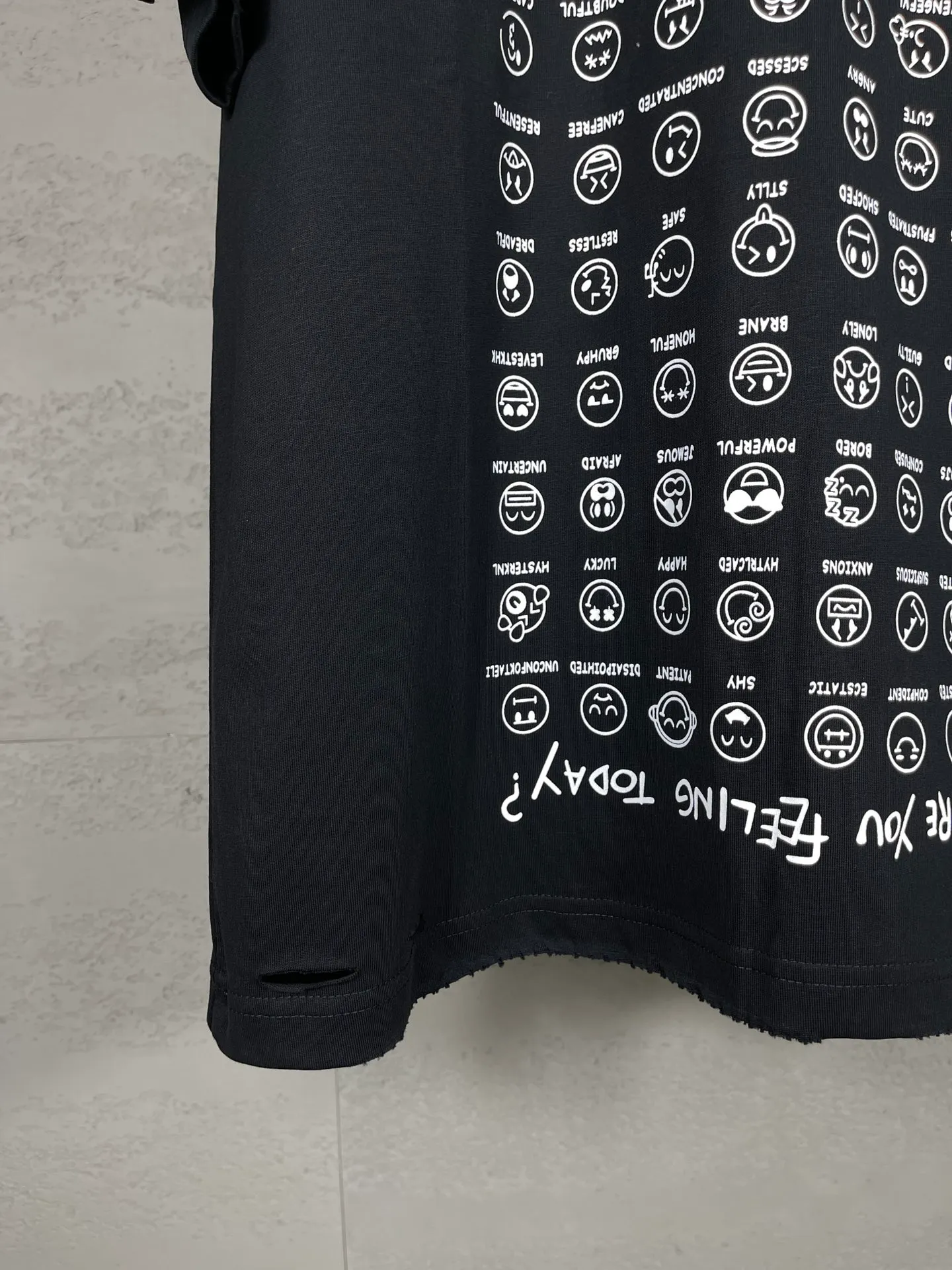 🅿️190 real photos [Top version. Official website quality] BALENCI*GA/Paris. SS25 latest smiley face collection printed washed, distressed and worn short-sleeved T-shirt. Ready-to-wear, many distressed and worn. Brick cabinets are synchronized. Genuine products are developed at the first time, and you can print and compare! The fabric is made of Paris ZP custom-woven and dyed cotton double yarn. Weighing 260 grams, the cloth surface is clean. The cloth pattern is clear, soft and comfortable. The threads are dyed with no color difference. The printing is made of environmentally friendly imported materials. The letters are clear and the effect is three-dimensional. The version adopts OS loose shoulder design. Same style for men and women. Code: BL223610 Color: black, off-white Size: XS S M L