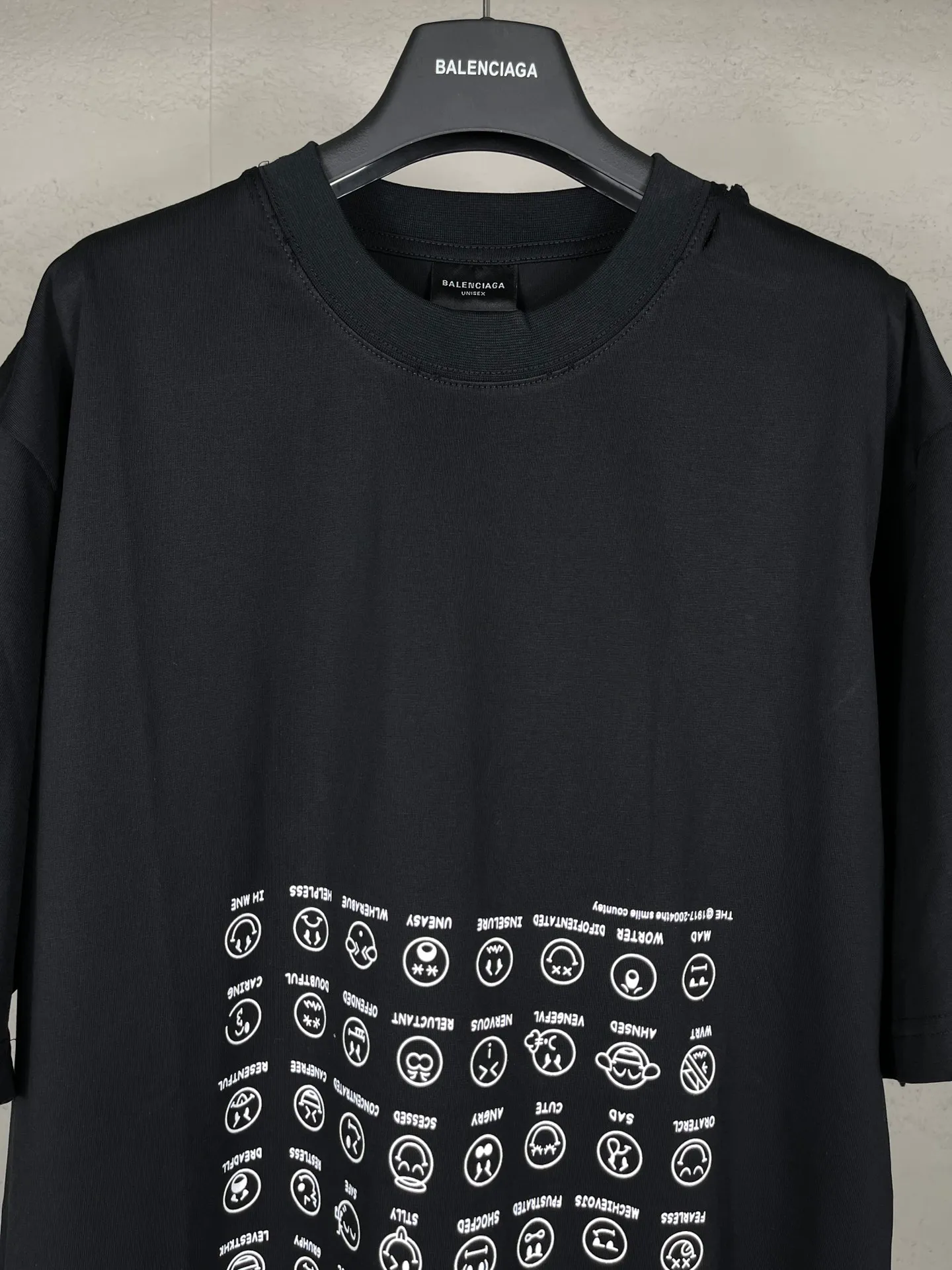 🅿️190 real photos [Top version. Official website quality] BALENCI*GA/Paris. SS25 latest smiley face collection printed washed, distressed and worn short-sleeved T-shirt. Ready-to-wear, many distressed and worn. Brick cabinets are synchronized. Genuine products are developed at the first time, and you can print and compare! The fabric is made of Paris ZP custom-woven and dyed cotton double yarn. Weighing 260 grams, the cloth surface is clean. The cloth pattern is clear, soft and comfortable. The threads are dyed with no color difference. The printing is made of environmentally friendly imported materials. The letters are clear and the effect is three-dimensional. The version adopts OS loose shoulder design. Same style for men and women. Code: BL223610 Color: black, off-white Size: XS S M L