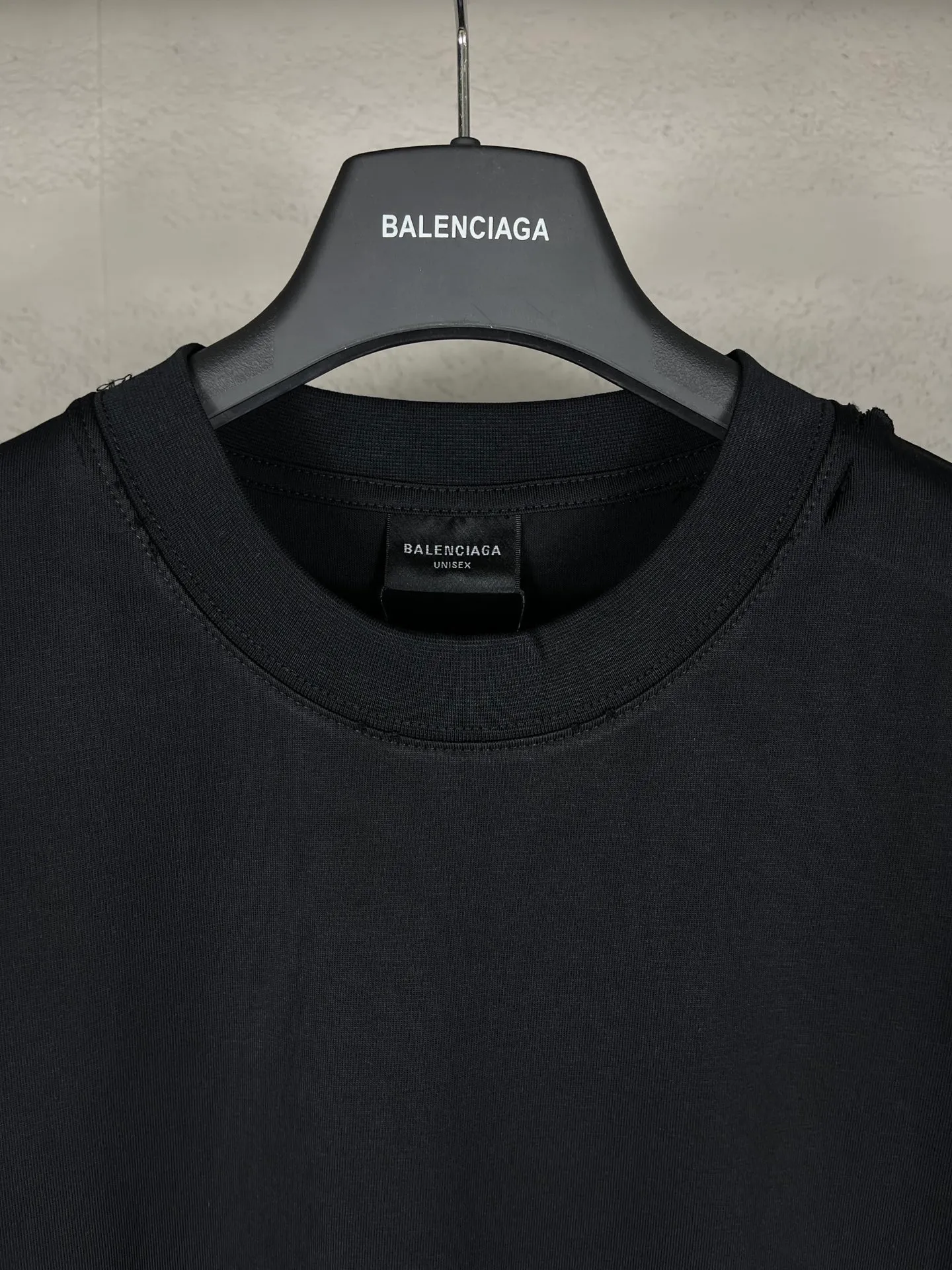 🅿️190 real photos [Top version. Official website quality] BALENCI*GA/Paris. SS25 latest smiley face collection printed washed, distressed and worn short-sleeved T-shirt. Ready-to-wear, many distressed and worn. Brick cabinets are synchronized. Genuine products are developed at the first time, and you can print and compare! The fabric is made of Paris ZP custom-woven and dyed cotton double yarn. Weighing 260 grams, the cloth surface is clean. The cloth pattern is clear, soft and comfortable. The threads are dyed with no color difference. The printing is made of environmentally friendly imported materials. The letters are clear and the effect is three-dimensional. The version adopts OS loose shoulder design. Same style for men and women. Code: BL223610 Color: black, off-white Size: XS S M L