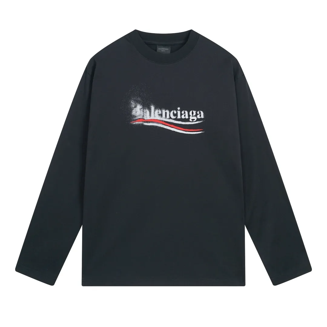 🅿️206 Real photos [Top version. Official website quality] BALENCI*GA/Paris. 2024 new classic letter LOGO printed graffiti long-sleeved T-shirt. Brick cabinets are synchronized. Genuine products are developed at the first time. All fabric colors are available. Printed Y boards are customized. Enjoy printing and comparison! The fabric is made of Paris ZP custom-woven and dyed cotton double yarn. Weighing 260 grams, the cloth surface is clean. The cloth pattern is clear, soft and comfortable. The threads are dyed with no color difference. The classic LOGO uses environmentally friendly imported materials to print graffiti, and the dot direct spray process creates a three-dimensional effect. Restore the brick cabinet, adopt the OS loose shoulder style. Same style for men and women Coding: BL225056 Color: black blue, off-white Size: XS S M L