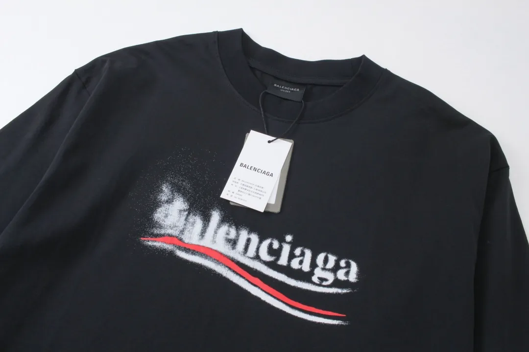 🅿️206 Real photos [Top version. Official website quality] BALENCI*GA/Paris. 2024 new classic letter LOGO printed graffiti long-sleeved T-shirt. Brick cabinets are synchronized. Genuine products are developed at the first time. All fabric colors are available. Printed Y boards are customized. Enjoy printing and comparison! The fabric is made of Paris ZP custom-woven and dyed cotton double yarn. Weighing 260 grams, the cloth surface is clean. The cloth pattern is clear, soft and comfortable. The threads are dyed with no color difference. The classic LOGO uses environmentally friendly imported materials to print graffiti, and the dot direct spray process creates a three-dimensional effect. Restore the brick cabinet, adopt the OS loose shoulder style. Same style for men and women Coding: BL225056 Color: black blue, off-white Size: XS S M L