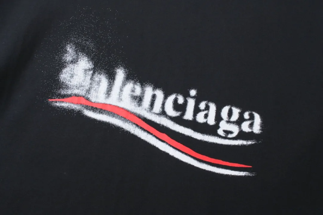 🅿️206 Real photos [Top version. Official website quality] BALENCI*GA/Paris. 2024 new classic letter LOGO printed graffiti long-sleeved T-shirt. Brick cabinets are synchronized. Genuine products are developed at the first time. All fabric colors are available. Printed Y boards are customized. Enjoy printing and comparison! The fabric is made of Paris ZP custom-woven and dyed cotton double yarn. Weighing 260 grams, the cloth surface is clean. The cloth pattern is clear, soft and comfortable. The threads are dyed with no color difference. The classic LOGO uses environmentally friendly imported materials to print graffiti, and the dot direct spray process creates a three-dimensional effect. Restore the brick cabinet, adopt the OS loose shoulder style. Same style for men and women Coding: BL225056 Color: black blue, off-white Size: XS S M L