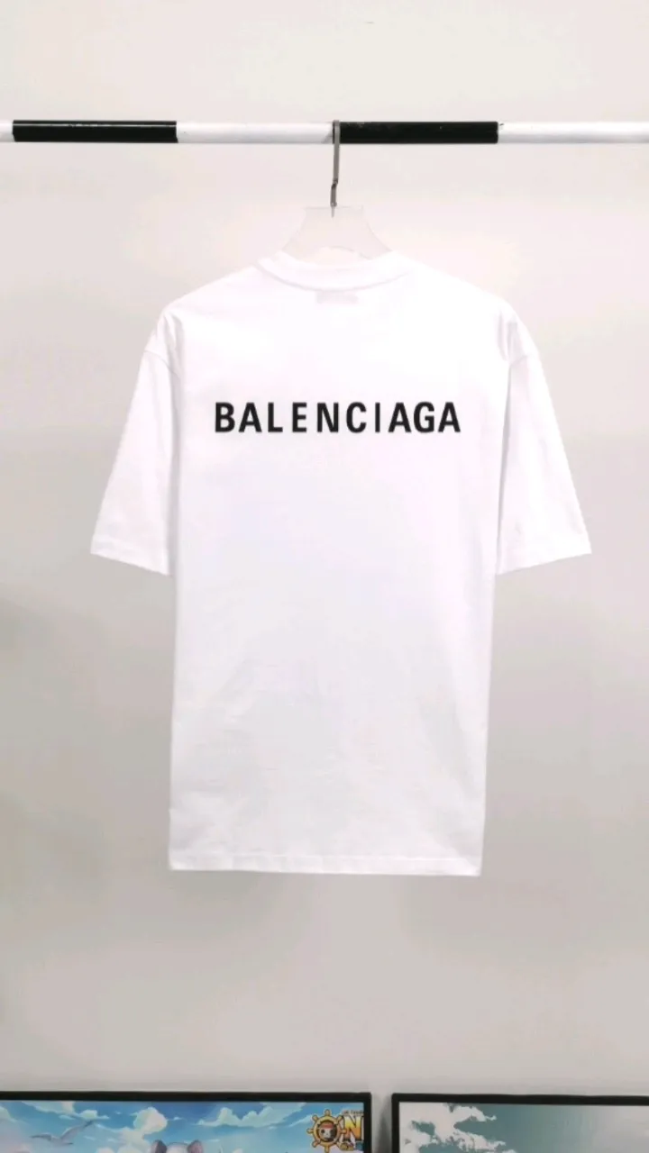 Real shot of the video————The top tested version of BALENCIAGA with large LOGO basic letters on the back, pure cotton, loose, same style, high-end short-sleeved T-shirt for male and female couples. The god of simplicity in Paris, a volume sought after by many stars. Lisa’s favorite basic short-sleeved Paris style, which has a very high appearance rate. Wear alone, paired with jeans, shorts, and sweatpants, it's a versatile style. Xiaohongshu, a hot item on INS, a must-have for Paris fans.  The printing uses white glue as a base, coupled with Kornit direct injection, which ensures the anchorage of the printing and machine washing without any pressure. However, everyone should pay attention to something. The printing of this model is not thick glue, and the printing surface is not shiny. Please pay attention to the importance of version. Don't make a pattern based on the pictures. If you don't have the original version, you won't be able to make it look one to one like the original version. At most, you can just make a look. It's just a piece of clothing without a soul. The fabric is made of 24S 260g double yarn pure cotton fabric. The threads and fabric are custom woven and dyed in the same style, without color difference.  A complete set of customized tags, collar tags, washed, plastic bags, and most importantly, a complete set of bags, tag codes, and codes are all authentic.  Color: White, Black, Royal Blue, Apricot, Floral Gray, Pink Size: XS-L P:240