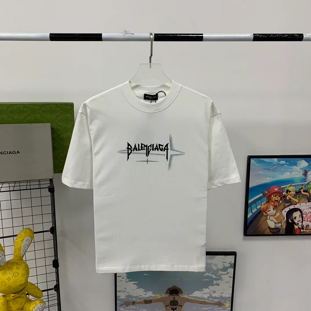 [New] Top tried and tested version Balenciaga 23SS new 3D lettered cotton short-sleeved T-shirt Balenciaga was founded by Cristobal Balenciaga, a great genius designer known as the representative of the 20th century. For more than half a century since the brand was founded, Balenciaga has been famous for its fashionable elegance in the fashion industry. You can find any of your favorite logos on the front and back of this piece, Ness.  The front and rear printing uses low-coverage screen printing technology, and the glue is imported. The printing is very delicate, and the scratched out problems are very clear and there are no burrs. The fabric is made of 280g double-ply double-yarn pure cotton loose fabric, which is loose and breathable, has good drying effect, full drape and skin toning. Three-dimensional drawing technology + dot gradient printing, oversize dropped shoulders and large version, easy to match, same style for men and women! Color: Black White Size: XS S M L P: 260