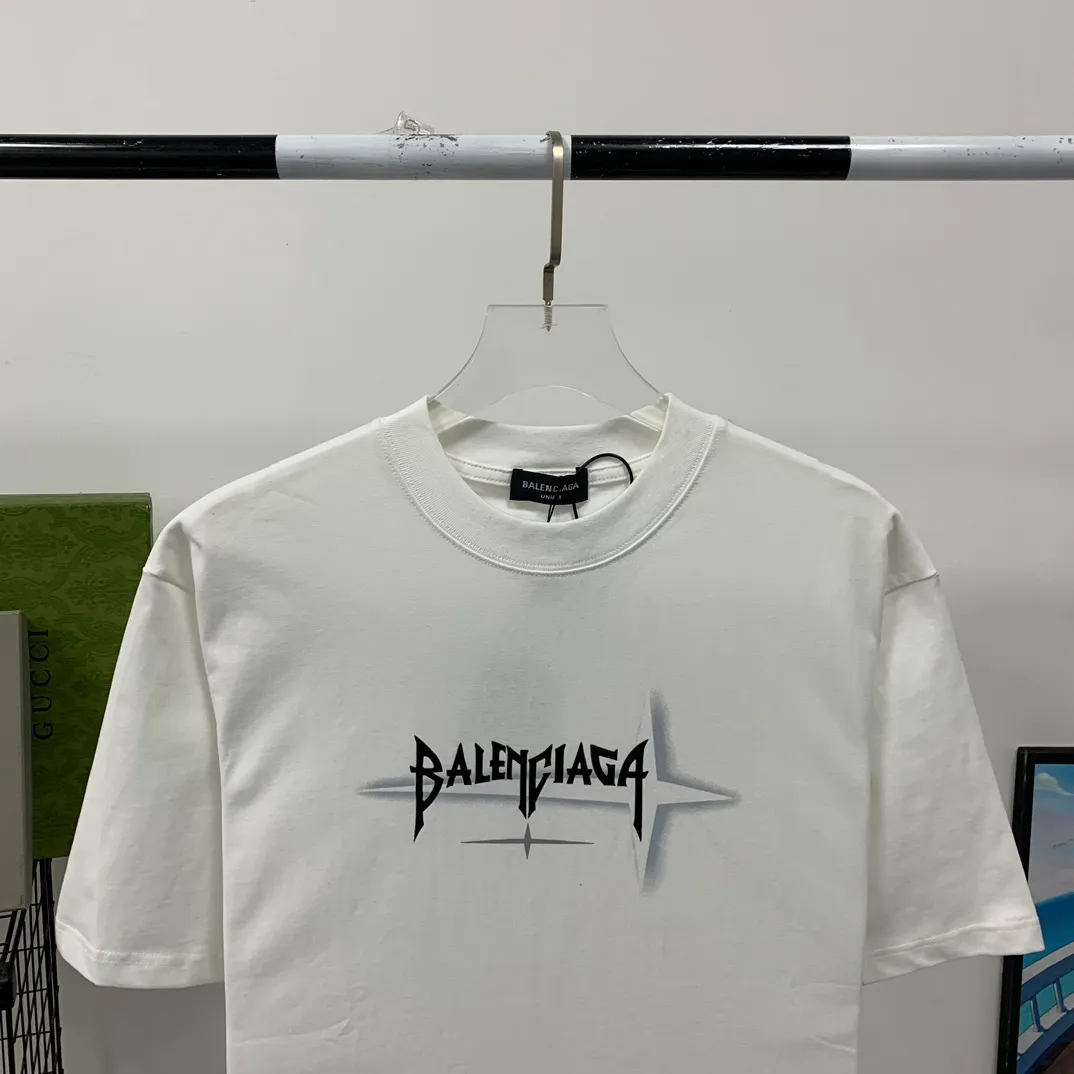 [New] Top tried and tested version Balenciaga 23SS new 3D lettered cotton short-sleeved T-shirt Balenciaga was founded by Cristobal Balenciaga, a great genius designer known as the representative of the 20th century. For more than half a century since the brand was founded, Balenciaga has been famous for its fashionable elegance in the fashion industry. You can find any of your favorite logos on the front and back of this piece, Ness.  The front and rear printing uses low-coverage screen printing technology, and the glue is imported. The printing is very delicate, and the scratched out problems are very clear and there are no burrs. The fabric is made of 280g double-ply double-yarn pure cotton loose fabric, which is loose and breathable, has good drying effect, full drape and skin toning. Three-dimensional drawing technology + dot gradient printing, oversize dropped shoulders and large version, easy to match, same style for men and women! Color: Black White Size: XS S M L P: 260