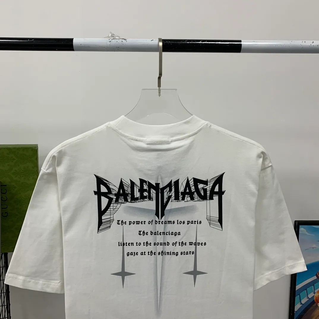 [New] Top tried and tested version Balenciaga 23SS new 3D lettered cotton short-sleeved T-shirt Balenciaga was founded by Cristobal Balenciaga, a great genius designer known as the representative of the 20th century. For more than half a century since the brand was founded, Balenciaga has been famous for its fashionable elegance in the fashion industry. You can find any of your favorite logos on the front and back of this piece, Ness.  The front and rear printing uses low-coverage screen printing technology, and the glue is imported. The printing is very delicate, and the scratched out problems are very clear and there are no burrs. The fabric is made of 280g double-ply double-yarn pure cotton loose fabric, which is loose and breathable, has good drying effect, full drape and skin toning. Three-dimensional drawing technology + dot gradient printing, oversize dropped shoulders and large version, easy to match, same style for men and women! Color: Black White Size: XS S M L P: 260