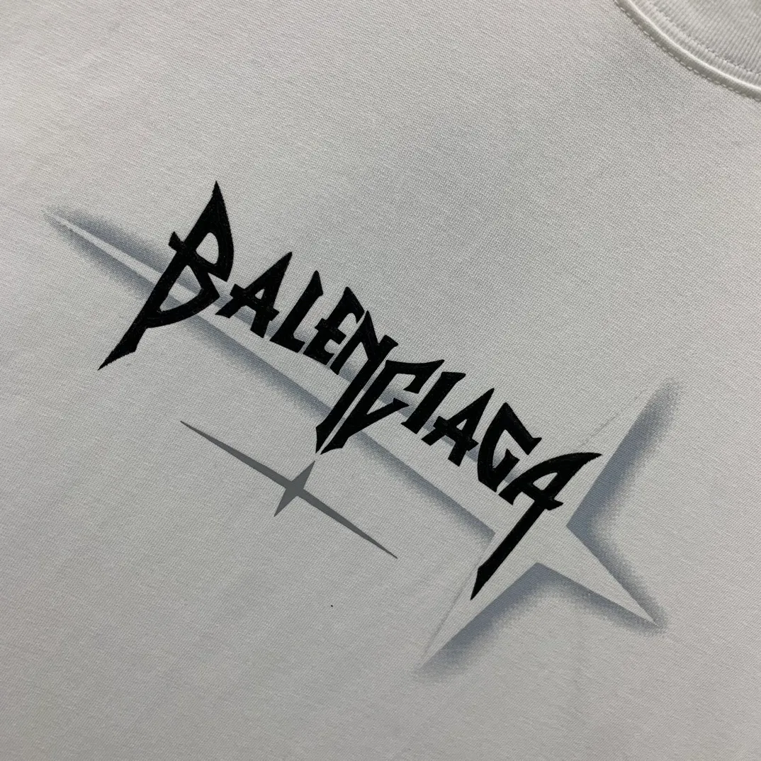 [New] Top tried and tested version Balenciaga 23SS new 3D lettered cotton short-sleeved T-shirt Balenciaga was founded by Cristobal Balenciaga, a great genius designer known as the representative of the 20th century. For more than half a century since the brand was founded, Balenciaga has been famous for its fashionable elegance in the fashion industry. You can find any of your favorite logos on the front and back of this piece, Ness.  The front and rear printing uses low-coverage screen printing technology, and the glue is imported. The printing is very delicate, and the scratched out problems are very clear and there are no burrs. The fabric is made of 280g double-ply double-yarn pure cotton loose fabric, which is loose and breathable, has good drying effect, full drape and skin toning. Three-dimensional drawing technology + dot gradient printing, oversize dropped shoulders and large version, easy to match, same style for men and women! Color: Black White Size: XS S M L P: 260