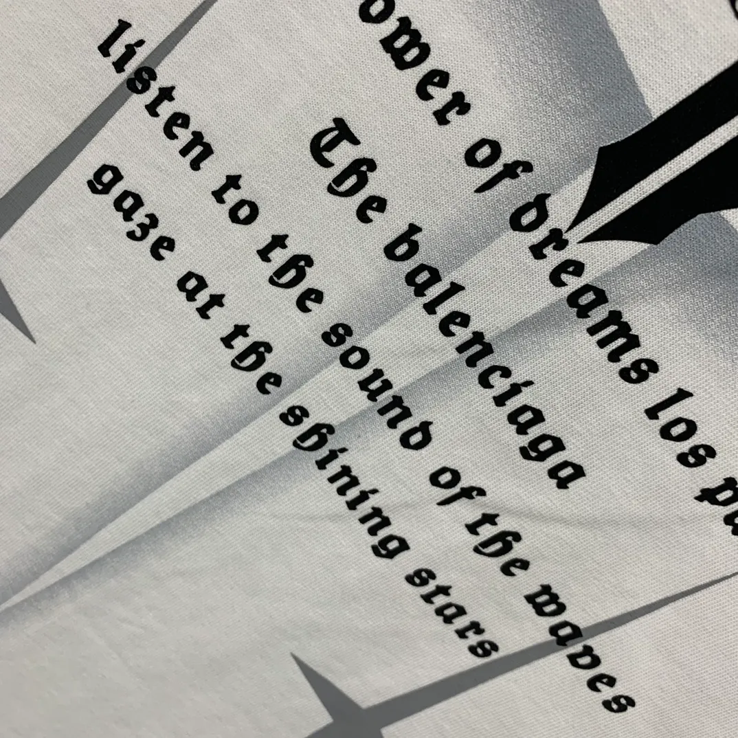 [New] Top tried and tested version Balenciaga 23SS new 3D lettered cotton short-sleeved T-shirt Balenciaga was founded by Cristobal Balenciaga, a great genius designer known as the representative of the 20th century. For more than half a century since the brand was founded, Balenciaga has been famous for its fashionable elegance in the fashion industry. You can find any of your favorite logos on the front and back of this piece, Ness.  The front and rear printing uses low-coverage screen printing technology, and the glue is imported. The printing is very delicate, and the scratched out problems are very clear and there are no burrs. The fabric is made of 280g double-ply double-yarn pure cotton loose fabric, which is loose and breathable, has good drying effect, full drape and skin toning. Three-dimensional drawing technology + dot gradient printing, oversize dropped shoulders and large version, easy to match, same style for men and women! Color: Black White Size: XS S M L P: 260