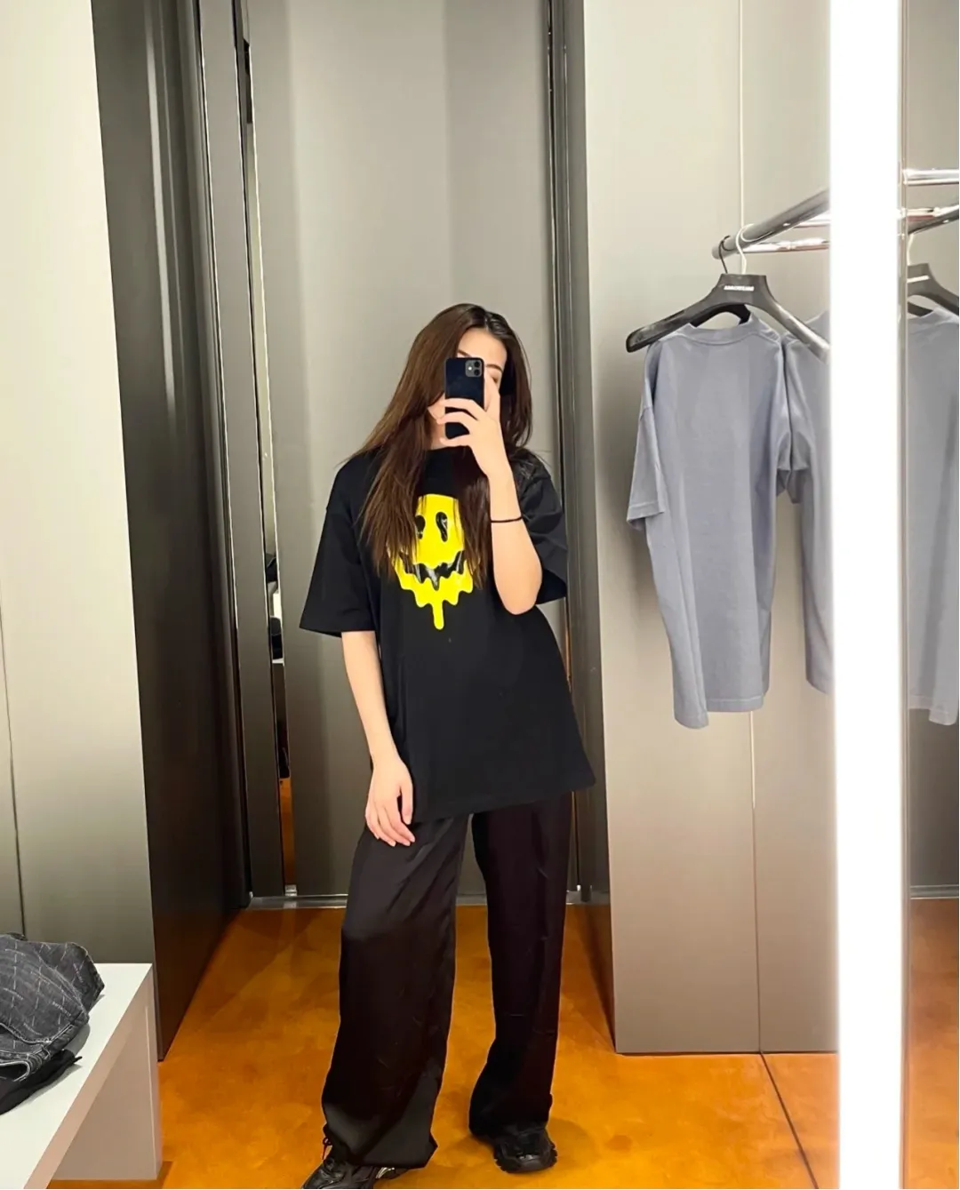 ♻️💯Upper body reference model picture❤️BALENCIAGA yellow dissolving smiley back skull scissor hands logo Balenciaga male and female couple loose pure cotton short sleeves The version that was snapped up for 5100 yuan last year, the original version was developed with special printing technology, embroidery design, fabric and version. Made of 32S/1*2 fine cotton double yarn plain weave, 280 grams; matched with 32S/1*2 fine cotton double yarn 1*1 rib. Melting smiley face printing on the front panel: It mainly uses extremely green and environmentally friendly printing silica gel. Silica gel is a highly active adsorption material and is an amorphous substance. Insoluble in water and any solvent, non-toxic and odorless. Special transparent glue is printed on the surface, which has the original viscosity effect. The high transparency does not affect the color glue effect. Back panel skull pattern embroidery: The embroidery thread is made of mercerized material, which is more flexible and glossy than ordinary embroidery thread. The front and rear craftsmanship is restored 1V1, and the version has a classic dropped shoulder oversize design. Color: Black White Size: XS-L P:270