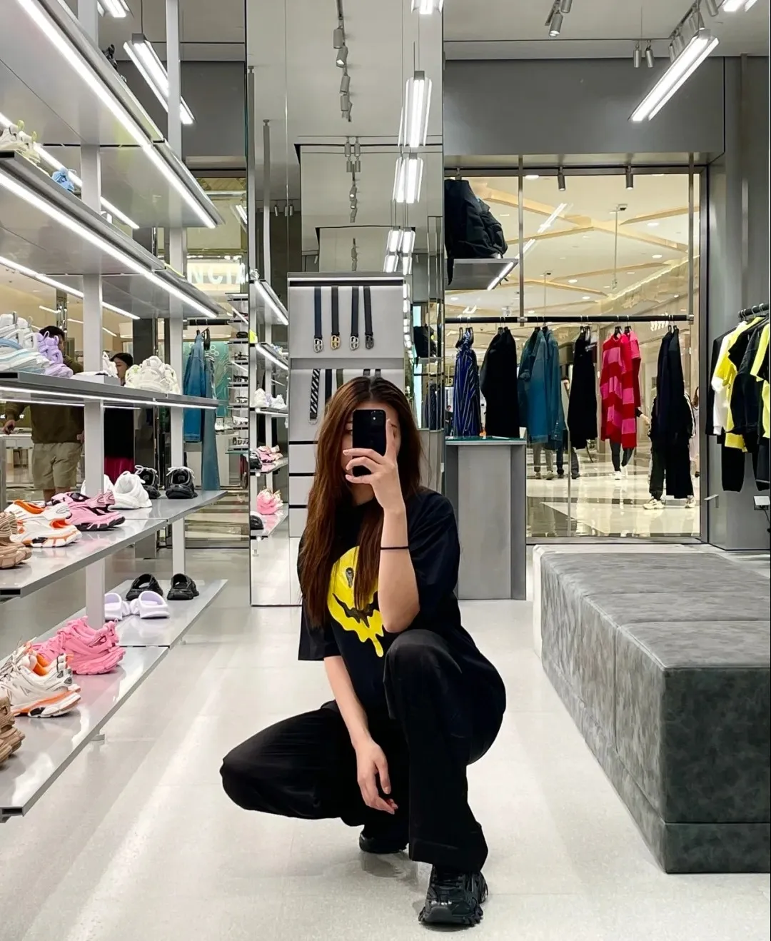 ♻️💯Upper body reference model picture❤️BALENCIAGA yellow dissolving smiley back skull scissor hands logo Balenciaga male and female couple loose pure cotton short sleeves The version that was snapped up for 5100 yuan last year, the original version was developed with special printing technology, embroidery design, fabric and version. Made of 32S/1*2 fine cotton double yarn plain weave, 280 grams; matched with 32S/1*2 fine cotton double yarn 1*1 rib. Melting smiley face printing on the front panel: It mainly uses extremely green and environmentally friendly printing silica gel. Silica gel is a highly active adsorption material and is an amorphous substance. Insoluble in water and any solvent, non-toxic and odorless. Special transparent glue is printed on the surface, which has the original viscosity effect. The high transparency does not affect the color glue effect. Back panel skull pattern embroidery: The embroidery thread is made of mercerized material, which is more flexible and glossy than ordinary embroidery thread. The front and rear craftsmanship is restored 1V1, and the version has a classic dropped shoulder oversize design. Color: Black White Size: XS-L P:270