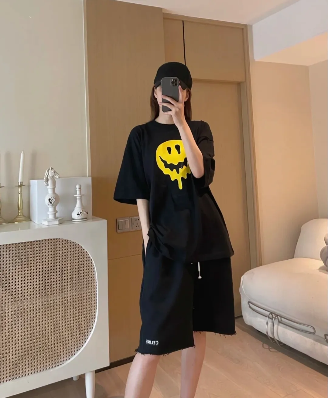 ♻️💯Upper body reference model picture❤️BALENCIAGA yellow dissolving smiley back skull scissor hands logo Balenciaga male and female couple loose pure cotton short sleeves The version that was snapped up for 5100 yuan last year, the original version was developed with special printing technology, embroidery design, fabric and version. Made of 32S/1*2 fine cotton double yarn plain weave, 280 grams; matched with 32S/1*2 fine cotton double yarn 1*1 rib. Melting smiley face printing on the front panel: It mainly uses extremely green and environmentally friendly printing silica gel. Silica gel is a highly active adsorption material and is an amorphous substance. Insoluble in water and any solvent, non-toxic and odorless. Special transparent glue is printed on the surface, which has the original viscosity effect. The high transparency does not affect the color glue effect. Back panel skull pattern embroidery: The embroidery thread is made of mercerized material, which is more flexible and glossy than ordinary embroidery thread. The front and rear craftsmanship is restored 1V1, and the version has a classic dropped shoulder oversize design. Color: Black White Size: XS-L P:270
