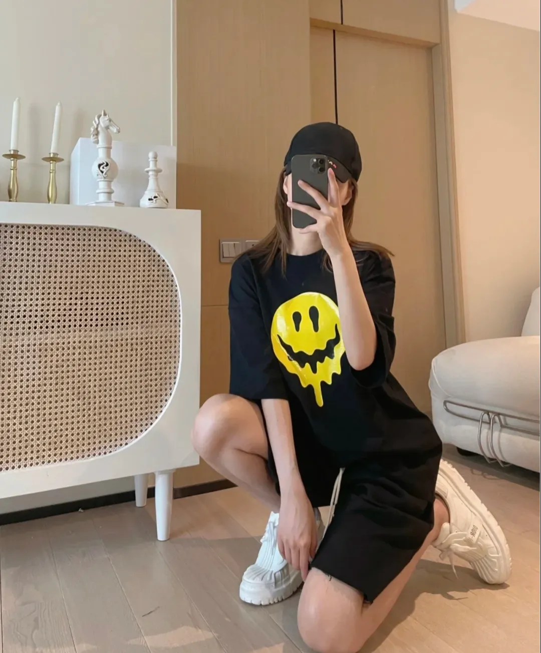 ♻️💯Upper body reference model picture❤️BALENCIAGA yellow dissolving smiley back skull scissor hands logo Balenciaga male and female couple loose pure cotton short sleeves The version that was snapped up for 5100 yuan last year, the original version was developed with special printing technology, embroidery design, fabric and version. Made of 32S/1*2 fine cotton double yarn plain weave, 280 grams; matched with 32S/1*2 fine cotton double yarn 1*1 rib. Melting smiley face printing on the front panel: It mainly uses extremely green and environmentally friendly printing silica gel. Silica gel is a highly active adsorption material and is an amorphous substance. Insoluble in water and any solvent, non-toxic and odorless. Special transparent glue is printed on the surface, which has the original viscosity effect. The high transparency does not affect the color glue effect. Back panel skull pattern embroidery: The embroidery thread is made of mercerized material, which is more flexible and glossy than ordinary embroidery thread. The front and rear craftsmanship is restored 1V1, and the version has a classic dropped shoulder oversize design. Color: Black White Size: XS-L P:270
