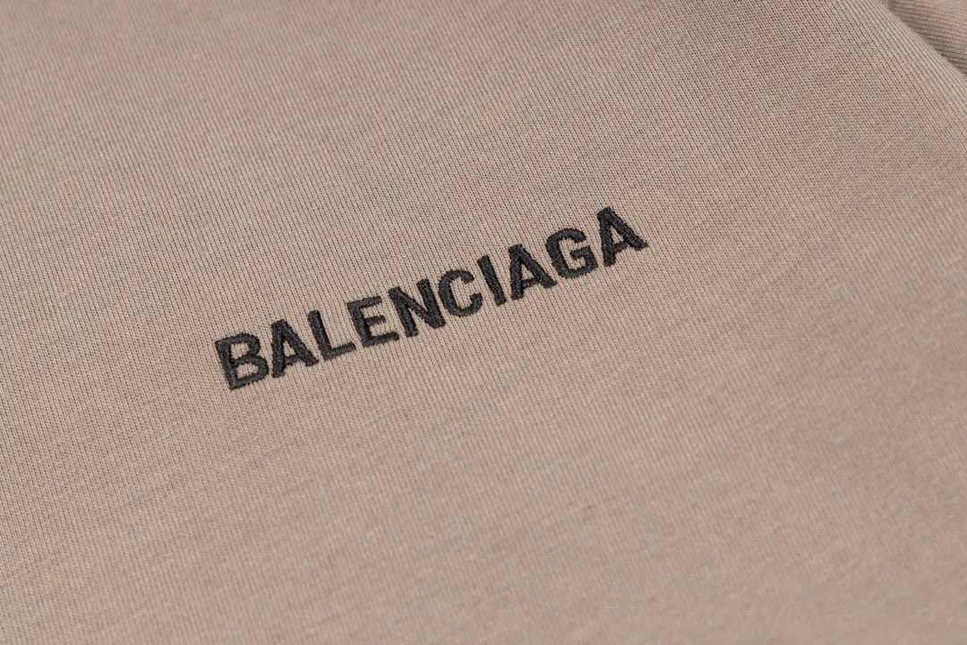 🅿️166 Detailed picture [Top version. Official website quality] BALENCI*GA/Paris#Classic style. Classic letter embroidered short-sleeved T-shirt on the front and back #brick cabinet synchronization.                       The fabric is made of Paris ZP custom-woven and dyed cotton double yarn, weighing 260 grams. The cloth surface is clean. The cloth pattern is clear, soft and comfortable. The threads are dyed with no color difference. The classic letters are embroidered with an imported embroidery machine. The letters are clear and the effect is three-dimensional, restoring the brick cabinet. The version adopts the OS loose shoulder style. The same style for men and women. Coding: BL223023 Color: Earthy brown. Peacock blue. Light green Size: XS to L