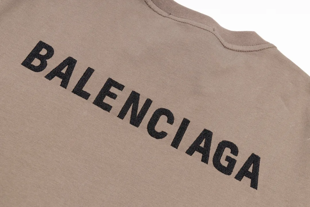 🅿️166 Detailed picture [Top version. Official website quality] BALENCI*GA/Paris#Classic style. Classic letter embroidered short-sleeved T-shirt on the front and back #brick cabinet synchronization.                       The fabric is made of Paris ZP custom-woven and dyed cotton double yarn, weighing 260 grams. The cloth surface is clean. The cloth pattern is clear, soft and comfortable. The threads are dyed with no color difference. The classic letters are embroidered with an imported embroidery machine. The letters are clear and the effect is three-dimensional, restoring the brick cabinet. The version adopts the OS loose shoulder style. The same style for men and women. Coding: BL223023 Color: Earthy brown. Peacock blue. Light green Size: XS to L
