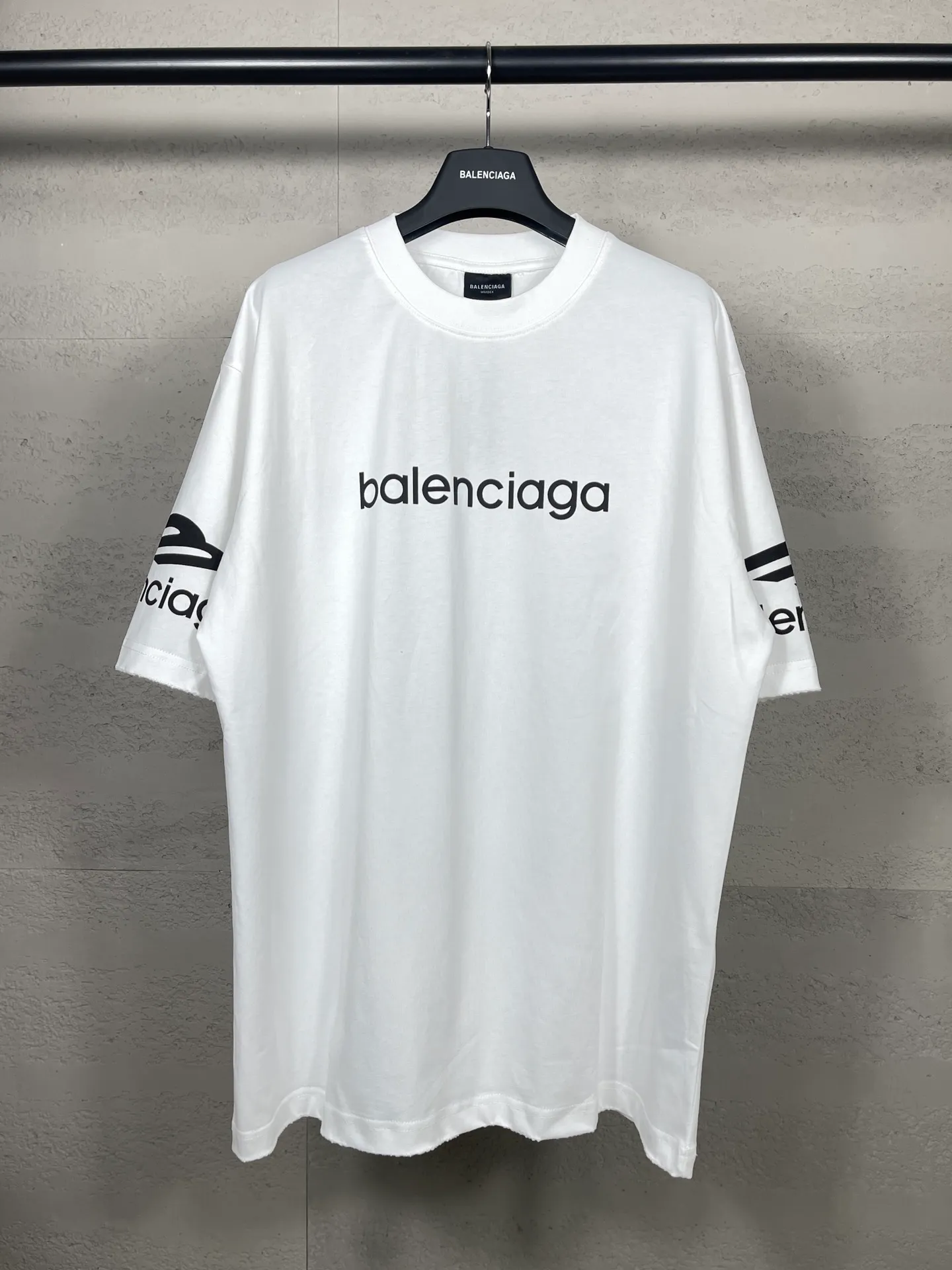🅿️180 real photos. Note: Red with spray-painted distressed style P144 [Top version. Official website quality] BALENCI*GA/Paris. Big LOGO new ski series short-sleeved T-shirt #2024 new style. The front, back, left and right sleeves are printed with the new LOGO, and the ready-made clothes are washed and worn. This is normal market practice.        Welcome to compare. The fabric is made of Paris ZP custom-woven and dyed cotton double yarn, with a weight of 260 grams. The cloth surface is clean. The cloth pattern is clear, soft and comfortable. The threads are dyed with no color difference. The classic letter LOGO is printed with imported environmentally friendly glue. The letters are clear and the effect is three-dimensional. Restore the brick cabinet, adopt the OS loose shoulder style. Same style for men and women. Code: BL223336 Color: black, white, red, (the price of red is different) Size: XS to L