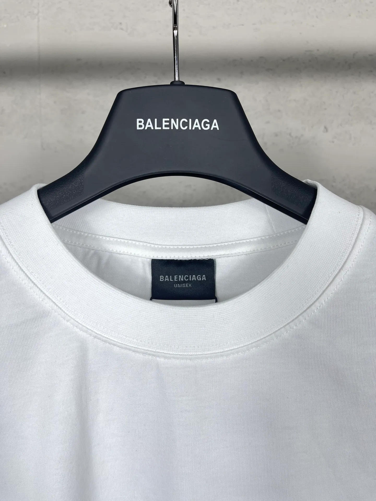 🅿️180 real photos. Note: Red with spray-painted distressed style P144 [Top version. Official website quality] BALENCI*GA/Paris. Big LOGO new ski series short-sleeved T-shirt #2024 new style. The front, back, left and right sleeves are printed with the new LOGO, and the ready-made clothes are washed and worn. This is normal market practice.        Welcome to compare. The fabric is made of Paris ZP custom-woven and dyed cotton double yarn, with a weight of 260 grams. The cloth surface is clean. The cloth pattern is clear, soft and comfortable. The threads are dyed with no color difference. The classic letter LOGO is printed with imported environmentally friendly glue. The letters are clear and the effect is three-dimensional. Restore the brick cabinet, adopt the OS loose shoulder style. Same style for men and women. Code: BL223336 Color: black, white, red, (the price of red is different) Size: XS to L