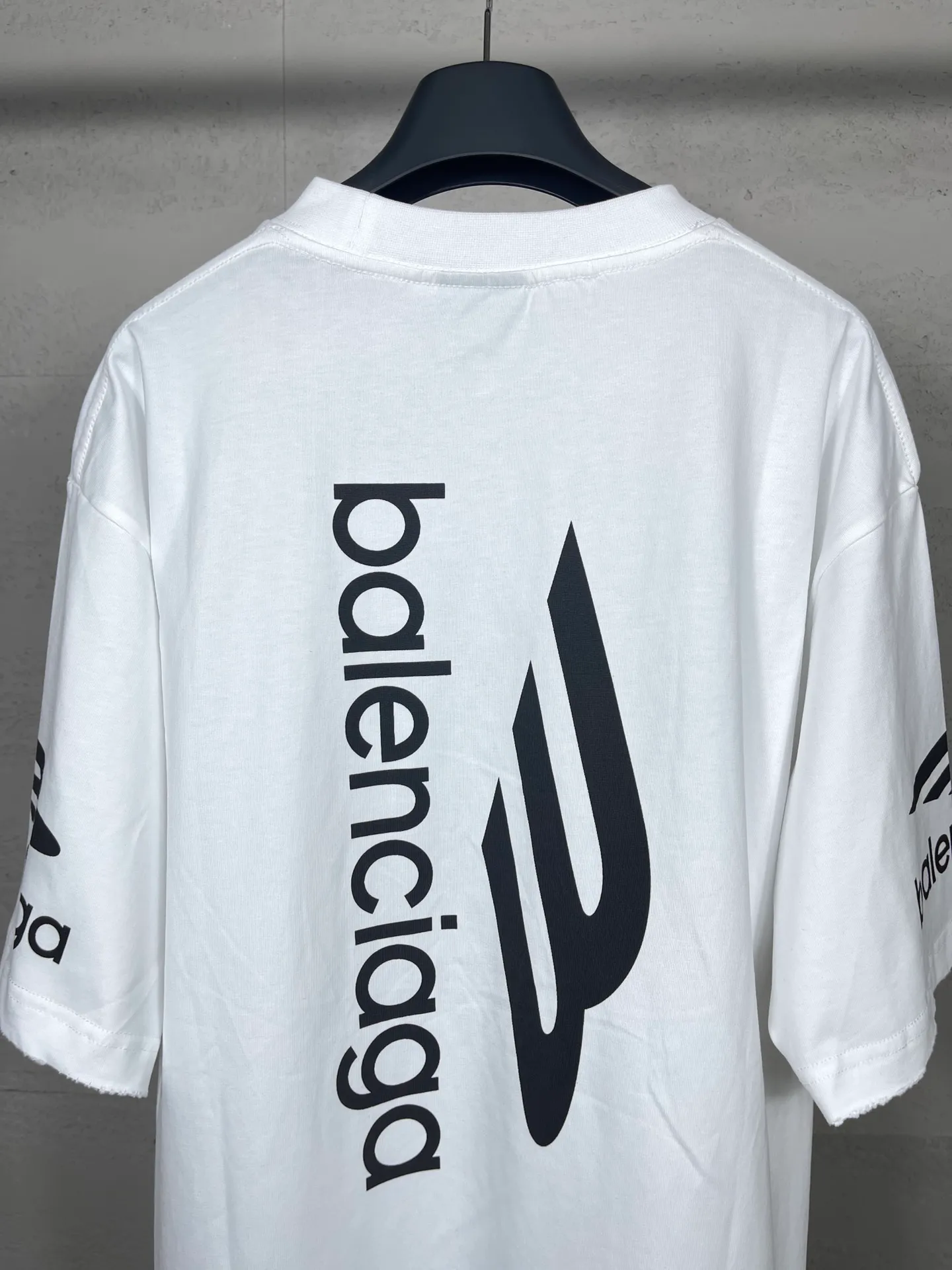 🅿️180 real photos. Note: Red with spray-painted distressed style P144 [Top version. Official website quality] BALENCI*GA/Paris. Big LOGO new ski series short-sleeved T-shirt #2024 new style. The front, back, left and right sleeves are printed with the new LOGO, and the ready-made clothes are washed and worn. This is normal market practice.        Welcome to compare. The fabric is made of Paris ZP custom-woven and dyed cotton double yarn, with a weight of 260 grams. The cloth surface is clean. The cloth pattern is clear, soft and comfortable. The threads are dyed with no color difference. The classic letter LOGO is printed with imported environmentally friendly glue. The letters are clear and the effect is three-dimensional. Restore the brick cabinet, adopt the OS loose shoulder style. Same style for men and women. Code: BL223336 Color: black, white, red, (the price of red is different) Size: XS to L