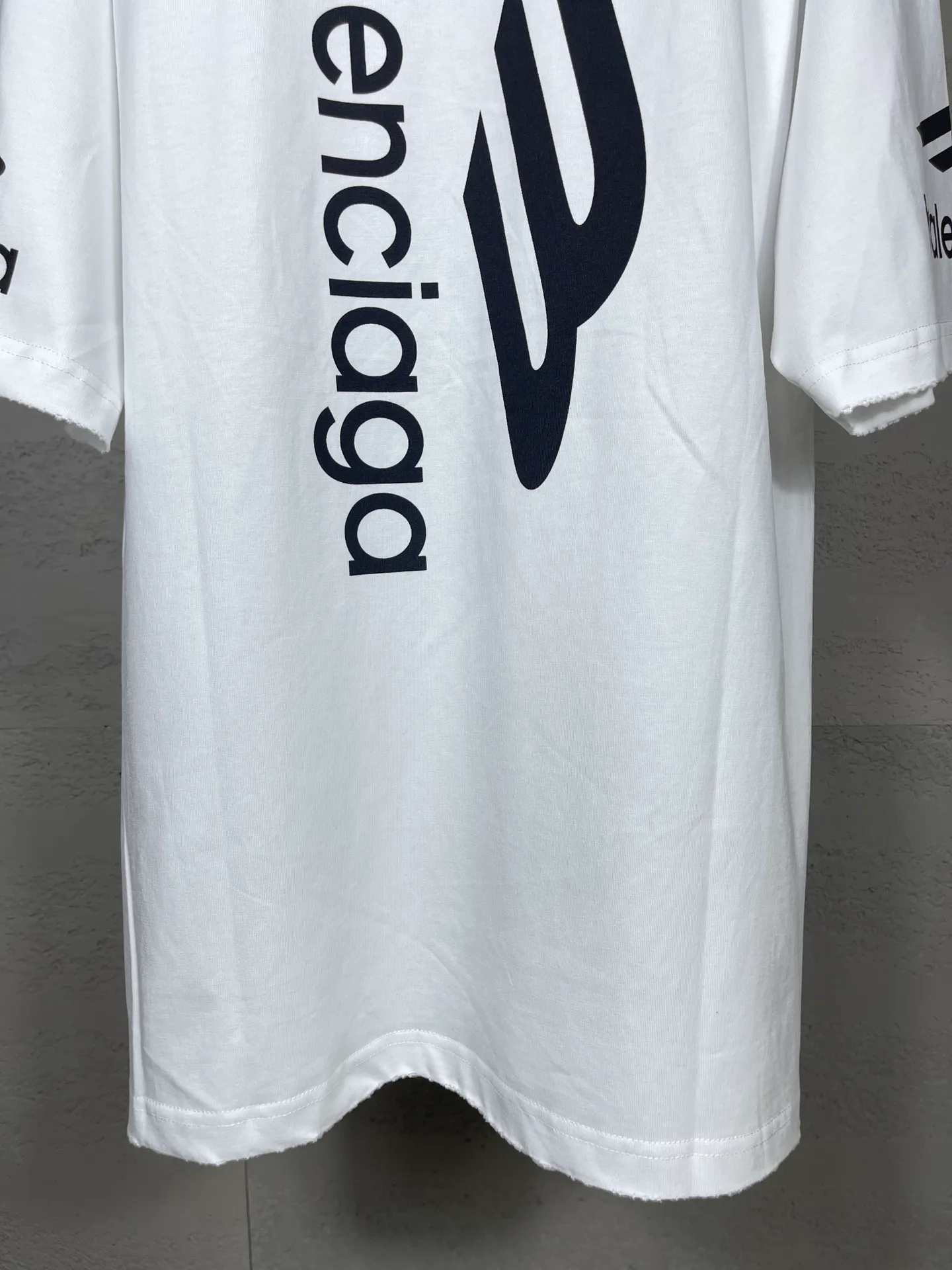 🅿️180 real photos. Note: Red with spray-painted distressed style P144 [Top version. Official website quality] BALENCI*GA/Paris. Big LOGO new ski series short-sleeved T-shirt #2024 new style. The front, back, left and right sleeves are printed with the new LOGO, and the ready-made clothes are washed and worn. This is normal market practice.        Welcome to compare. The fabric is made of Paris ZP custom-woven and dyed cotton double yarn, with a weight of 260 grams. The cloth surface is clean. The cloth pattern is clear, soft and comfortable. The threads are dyed with no color difference. The classic letter LOGO is printed with imported environmentally friendly glue. The letters are clear and the effect is three-dimensional. Restore the brick cabinet, adopt the OS loose shoulder style. Same style for men and women. Code: BL223336 Color: black, white, red, (the price of red is different) Size: XS to L