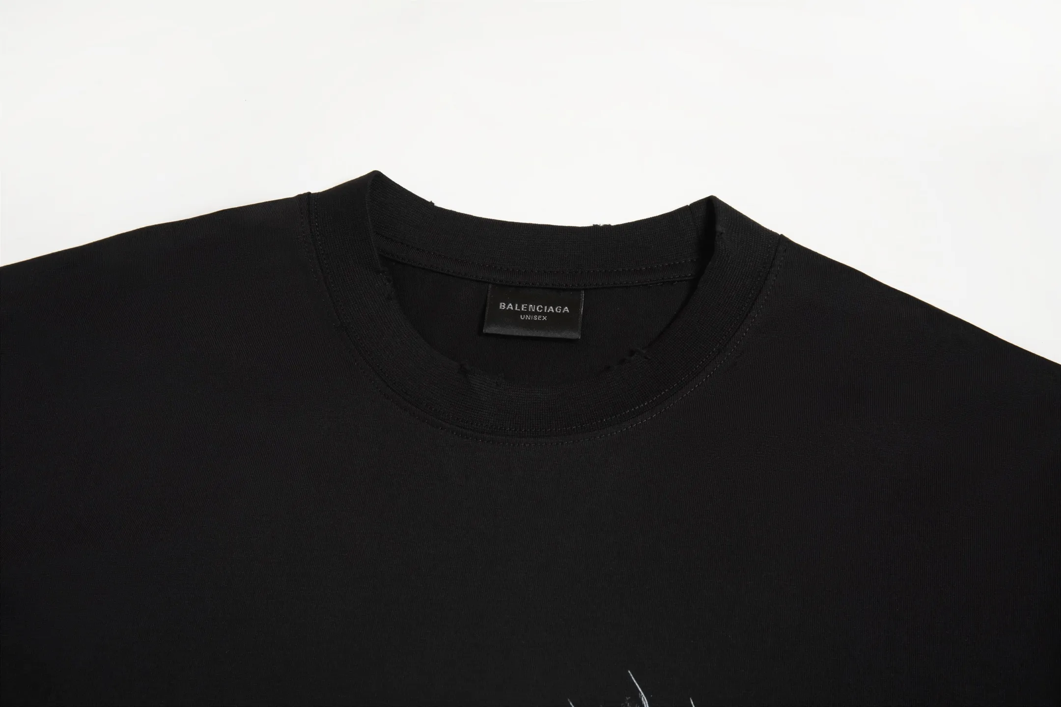 🅿️190 9178# Detailed picture Top version [[BALENCIA*GA] official website quality Paris' new joint musician Mini front and rear direct-printed short-sleeved T-shirt OS version Loose dropped shoulders Unisex style Fabric: 280 grams 100% cotton double yarn (three-step washing process) Process: front and rear white ink direct spray Garment wash Frayed Distressed Styling Solid color Color: Black Size: XS S M L
