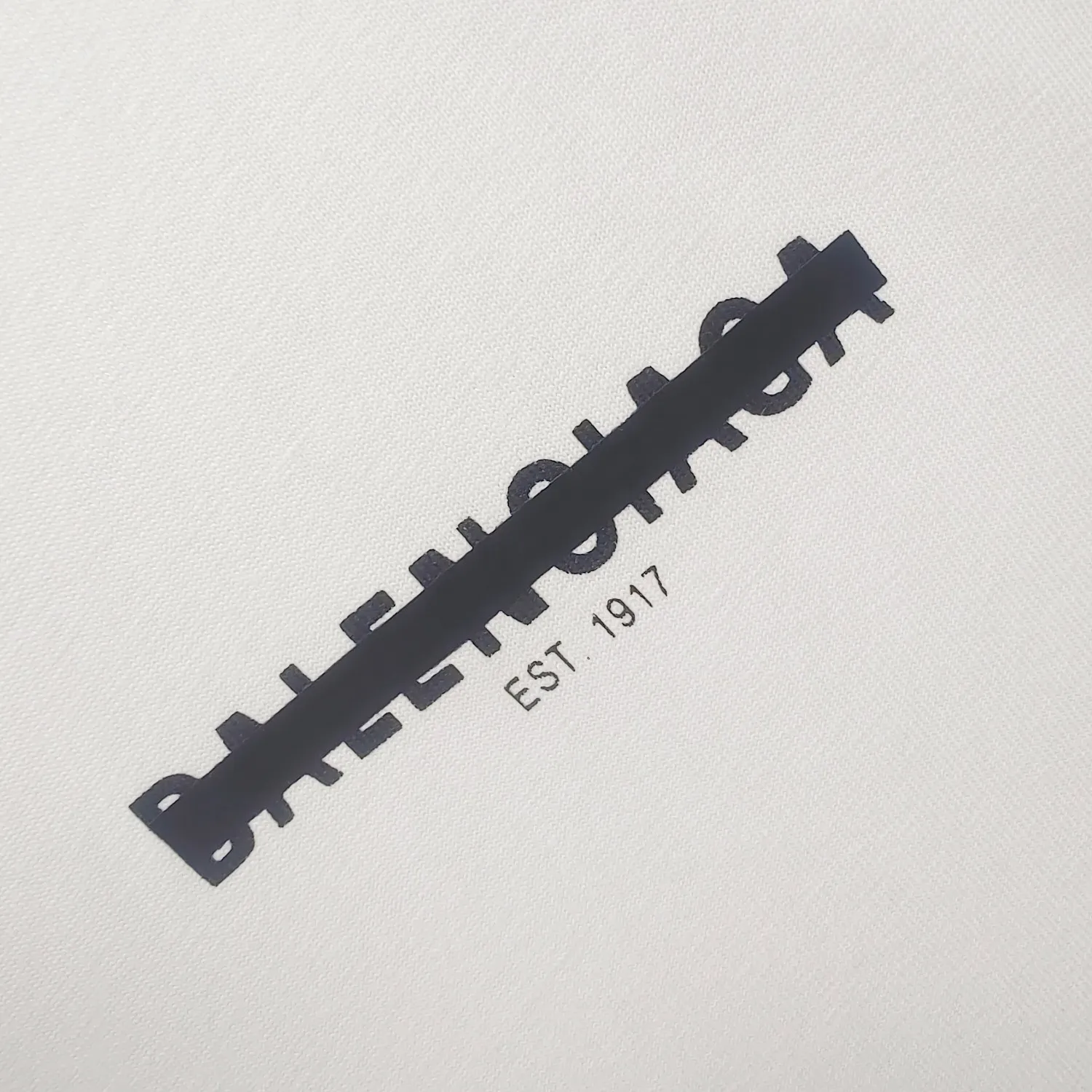 [New] BALENCIAGA new tape letter printing male and female couple star same style pure cotton loose short-sleeved T-shirt The front and rear platens are hand-printed, precision mesh is used to make the stencil, imported environmentally friendly slurry is scraped, and the letters are clearly restored. The spacing between letters is all the same as the original version. The font size is consistent with the original version. The comparison code number ratio is increased and enlarged. The letters are strictly aligned to highly restore the spacing ratio and three-dimensional sense. The printing has no burrs. Basically, the color difference is minimized to be infinitely close. The printing has transparent bottom lines and no burrs. The yarn is made of Made of 18SJC and imported oil-proof treated thread, there will be no oil stains. The car is imported from Silver Sword with a knife, which does not eat the cloth or leave any cloth. The sewing machine needle uses a No. 9 round-head needle, which does not puncture or break the fibers of the fabric. The density of the thread is 3CM/14 needles, which is tight and not loose or sparse. The double-layer stitching of the back collar is firm and tight. The double chain of the shoulder is routed. The hem is tightened tightly. The fabric is full of drape and consistent with the pattern. The fabric is made of 280g double-ply double-yarn plain cotton fabric, which has full drape and smooth hand feel. Complete color matching from dyeing to craftsmanship, customized accessories with three standards Size: XS-L Color: Dark heather gray white black P: 250