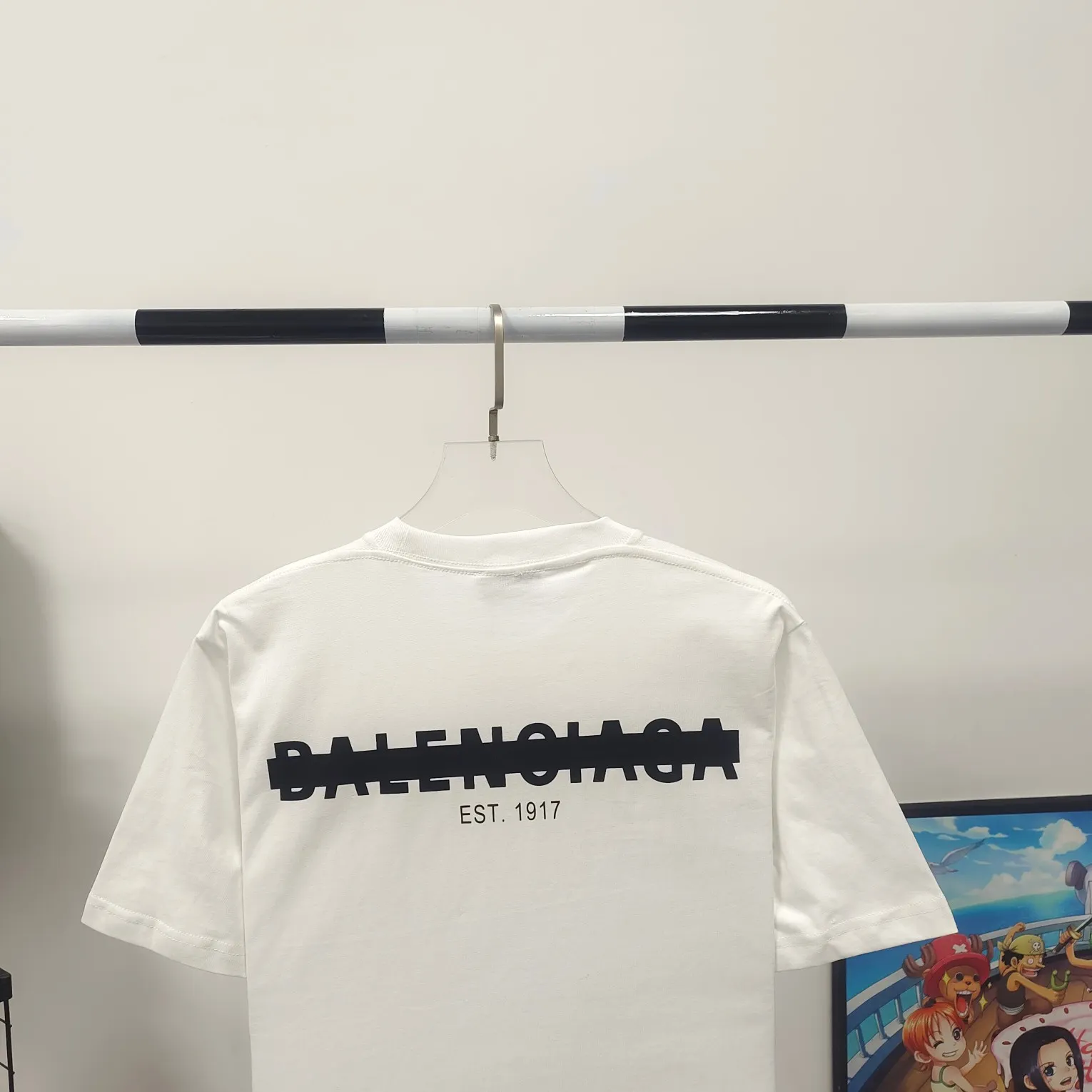[New] BALENCIAGA new tape letter printing male and female couple star same style pure cotton loose short-sleeved T-shirt The front and rear platens are hand-printed, precision mesh is used to make the stencil, imported environmentally friendly slurry is scraped, and the letters are clearly restored. The spacing between letters is all the same as the original version. The font size is consistent with the original version. The comparison code number ratio is increased and enlarged. The letters are strictly aligned to highly restore the spacing ratio and three-dimensional sense. The printing has no burrs. Basically, the color difference is minimized to be infinitely close. The printing has transparent bottom lines and no burrs. The yarn is made of Made of 18SJC and imported oil-proof treated thread, there will be no oil stains. The car is imported from Silver Sword with a knife, which does not eat the cloth or leave any cloth. The sewing machine needle uses a No. 9 round-head needle, which does not puncture or break the fibers of the fabric. The density of the thread is 3CM/14 needles, which is tight and not loose or sparse. The double-layer stitching of the back collar is firm and tight. The double chain of the shoulder is routed. The hem is tightened tightly. The fabric is full of drape and consistent with the pattern. The fabric is made of 280g double-ply double-yarn plain cotton fabric, which has full drape and smooth hand feel. Complete color matching from dyeing to craftsmanship, customized accessories with three standards Size: XS-L Color: Dark heather gray white black P: 250