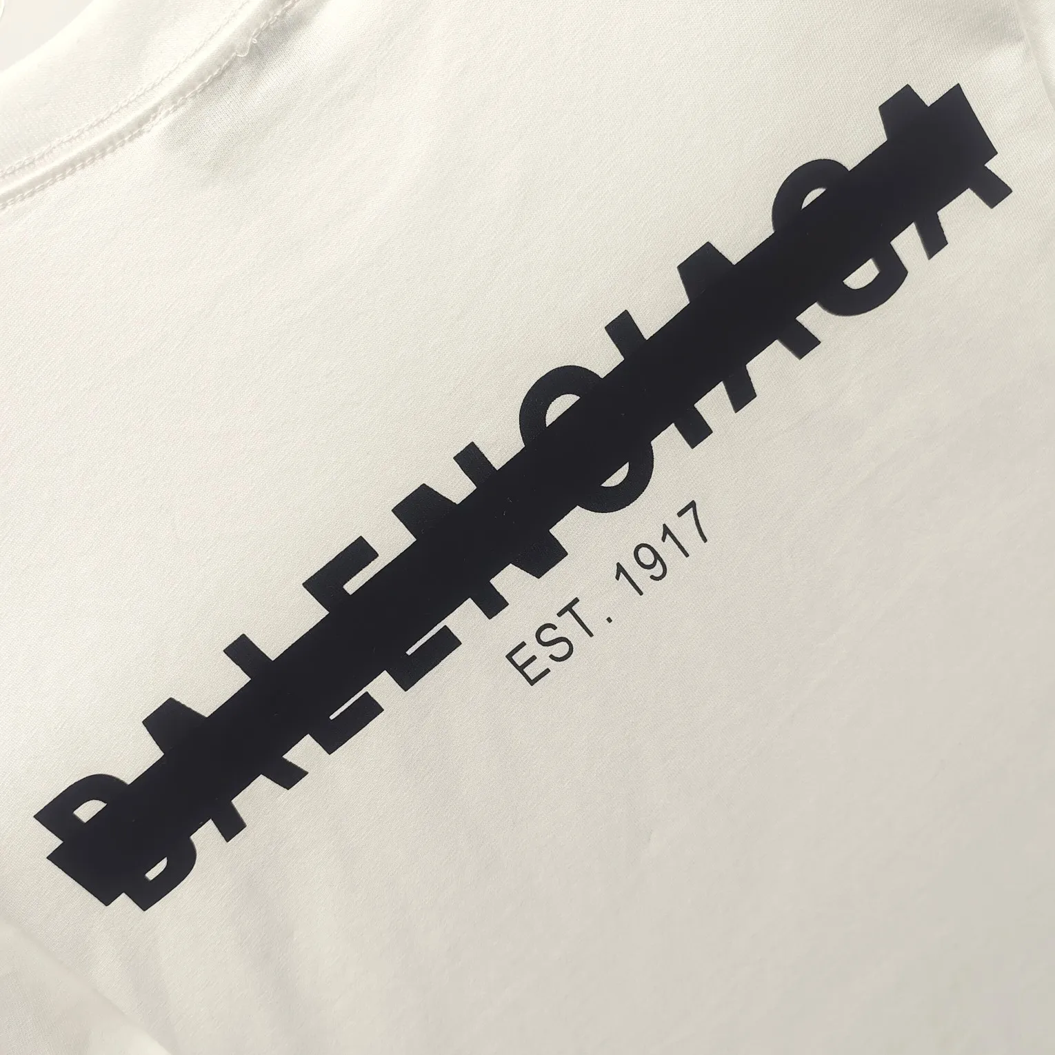 [New] BALENCIAGA new tape letter printing male and female couple star same style pure cotton loose short-sleeved T-shirt The front and rear platens are hand-printed, precision mesh is used to make the stencil, imported environmentally friendly slurry is scraped, and the letters are clearly restored. The spacing between letters is all the same as the original version. The font size is consistent with the original version. The comparison code number ratio is increased and enlarged. The letters are strictly aligned to highly restore the spacing ratio and three-dimensional sense. The printing has no burrs. Basically, the color difference is minimized to be infinitely close. The printing has transparent bottom lines and no burrs. The yarn is made of Made of 18SJC and imported oil-proof treated thread, there will be no oil stains. The car is imported from Silver Sword with a knife, which does not eat the cloth or leave any cloth. The sewing machine needle uses a No. 9 round-head needle, which does not puncture or break the fibers of the fabric. The density of the thread is 3CM/14 needles, which is tight and not loose or sparse. The double-layer stitching of the back collar is firm and tight. The double chain of the shoulder is routed. The hem is tightened tightly. The fabric is full of drape and consistent with the pattern. The fabric is made of 280g double-ply double-yarn plain cotton fabric, which has full drape and smooth hand feel. Complete color matching from dyeing to craftsmanship, customized accessories with three standards Size: XS-L Color: Dark heather gray white black P: 250