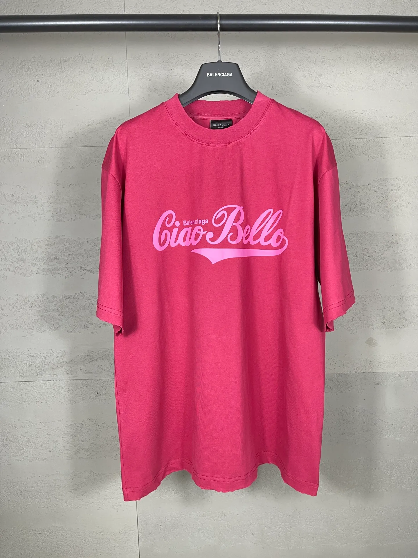 🅿️180 real photos [Top version. Official website quality] BALENCI*GA/Paris #2025 new style distressed short-sleeved T-shirt with ciao hello letters printed on the front. 2025 spring and summer brick cabinet synchronization welcomes comparison. The fabric is made of Paris ZP custom-woven and dyed cotton double yarn, weighing 260 grams. The cloth surface is clean. The cloth pattern is clear, soft and comfortable. The threads are dyed with no color difference. The letter LOGO is printed with imported environmentally friendly glue, the letters are clear and the effect is three-dimensional. Restore the brick cabinet, adopt OS loose shoulder style. Same style for men and women. Code: BL253720 Color: gray blue, plum red Size: XS S M L