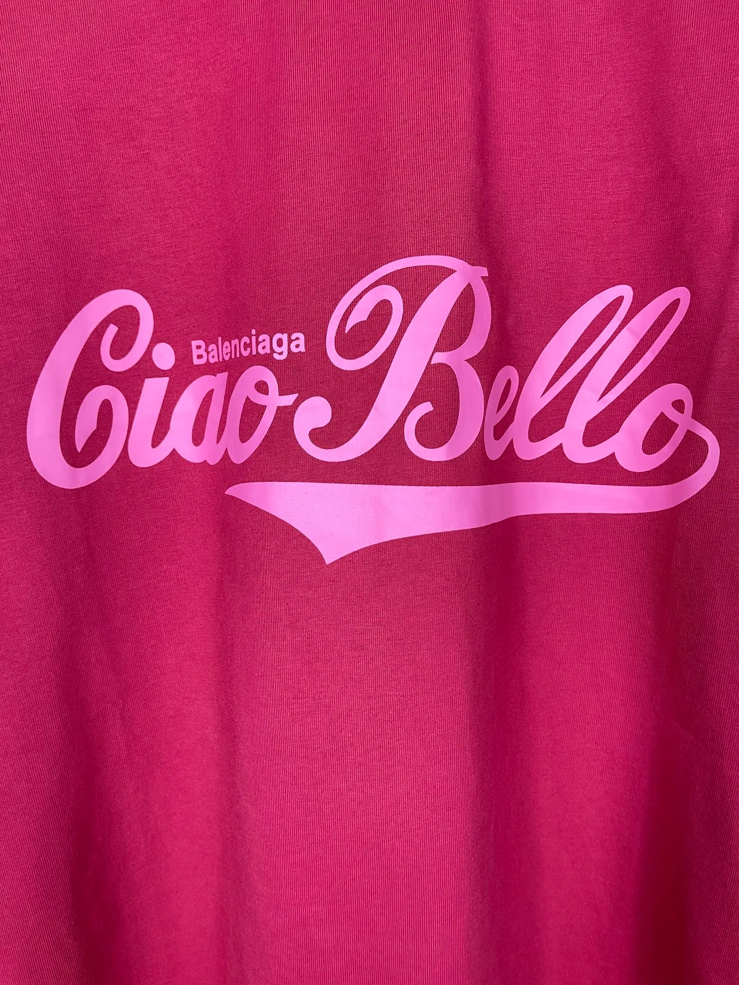 🅿️180 real photos [Top version. Official website quality] BALENCI*GA/Paris #2025 new style distressed short-sleeved T-shirt with ciao hello letters printed on the front. 2025 spring and summer brick cabinet synchronization welcomes comparison. The fabric is made of Paris ZP custom-woven and dyed cotton double yarn, weighing 260 grams. The cloth surface is clean. The cloth pattern is clear, soft and comfortable. The threads are dyed with no color difference. The letter LOGO is printed with imported environmentally friendly glue, the letters are clear and the effect is three-dimensional. Restore the brick cabinet, adopt OS loose shoulder style. Same style for men and women. Code: BL253720 Color: gray blue, plum red Size: XS S M L