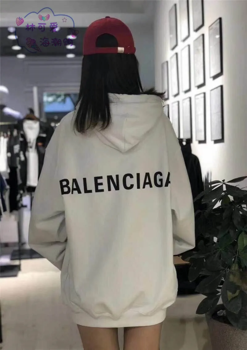 ♻️💯Reference model picture for the upper body❤️The top version of BALENCIAGA with large LOGO basic letters on the back, pure cotton loose, same style for men and women, high-end hooded sweatshirt, the god of simplicity in Paris, a volume sought after by many stars. Lisa’s favorite basic short-sleeved Paris style, which has a very high appearance rate. Wear alone, paired with jeans, shorts, and sweatpants, it's a versatile style. Xiaohongshu, a hot item on INS, a must-have for Paris fans.  The printing uses white glue as a base, coupled with Kornit direct injection, which ensures the anchorage of the printing and machine washing without any pressure. However, everyone should pay attention to something. The printing of this model is not thick glue, and the printing surface is not shiny. Please pay attention to the importance of version. Don't make a pattern based on the pictures. If you don't have the original version, you won't be able to make it look one to one like the original version. At most, you can just make a look. It's just a piece of clothing without a soul. The fabric is made of 480g combed cotton terry fabric, and the threads and fabric are custom-woven and dyed in the same style, with no color difference.  A complete set of customized tags, collar tags, washed, plastic bags, and most importantly, a complete set of bags, tag codes, and codes are all authentic.  Color: White Size: XS-L P:450