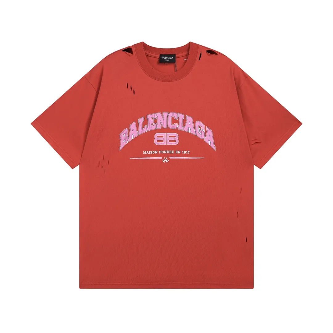 🅿️176 Detailed picture [Top version. Official website quality] BALENCI*GA/Paris. BB scissors LOGO printed ready-to-wear washed and distressed short-sleeved T-shirt. Brick cabinet synchronization. The fabric is made of Paris ZP custom-woven and dyed 100% cotton double yarn compact cotton. The weight is 260 grams, the cloth surface is clean. The cloth pattern is clear, soft and comfortable, and the thread is dyed with no color difference. The classic pattern is printed with environmentally friendly imported materials, straight cracks and cracked glue. Precision printing screen, the letters are clear and the effect is three-dimensional. Restored brick cabinet. The garments were washed and aged, and polished by many hands. Produced by super heavy craftsmanship, different market currencies, welcome to compare, the version adopts OS loose shoulder version. Same style for men and women. Code: BL223012 Color: washed black, lake blue, off-white, red Size: XS to L