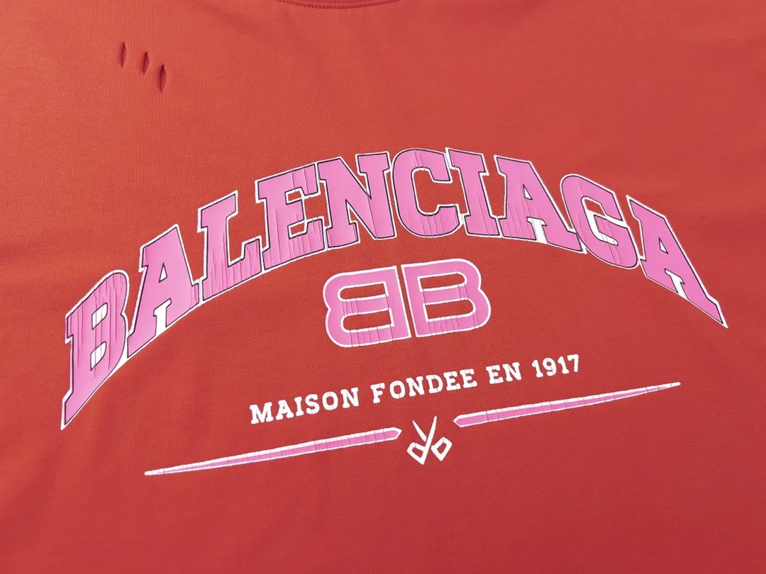 🅿️176 Detailed picture [Top version. Official website quality] BALENCI*GA/Paris. BB scissors LOGO printed ready-to-wear washed and distressed short-sleeved T-shirt. Brick cabinet synchronization. The fabric is made of Paris ZP custom-woven and dyed 100% cotton double yarn compact cotton. The weight is 260 grams, the cloth surface is clean. The cloth pattern is clear, soft and comfortable, and the thread is dyed with no color difference. The classic pattern is printed with environmentally friendly imported materials, straight cracks and cracked glue. Precision printing screen, the letters are clear and the effect is three-dimensional. Restored brick cabinet. The garments were washed and aged, and polished by many hands. Produced by super heavy craftsmanship, different market currencies, welcome to compare, the version adopts OS loose shoulder version. Same style for men and women. Code: BL223012 Color: washed black, lake blue, off-white, red Size: XS to L