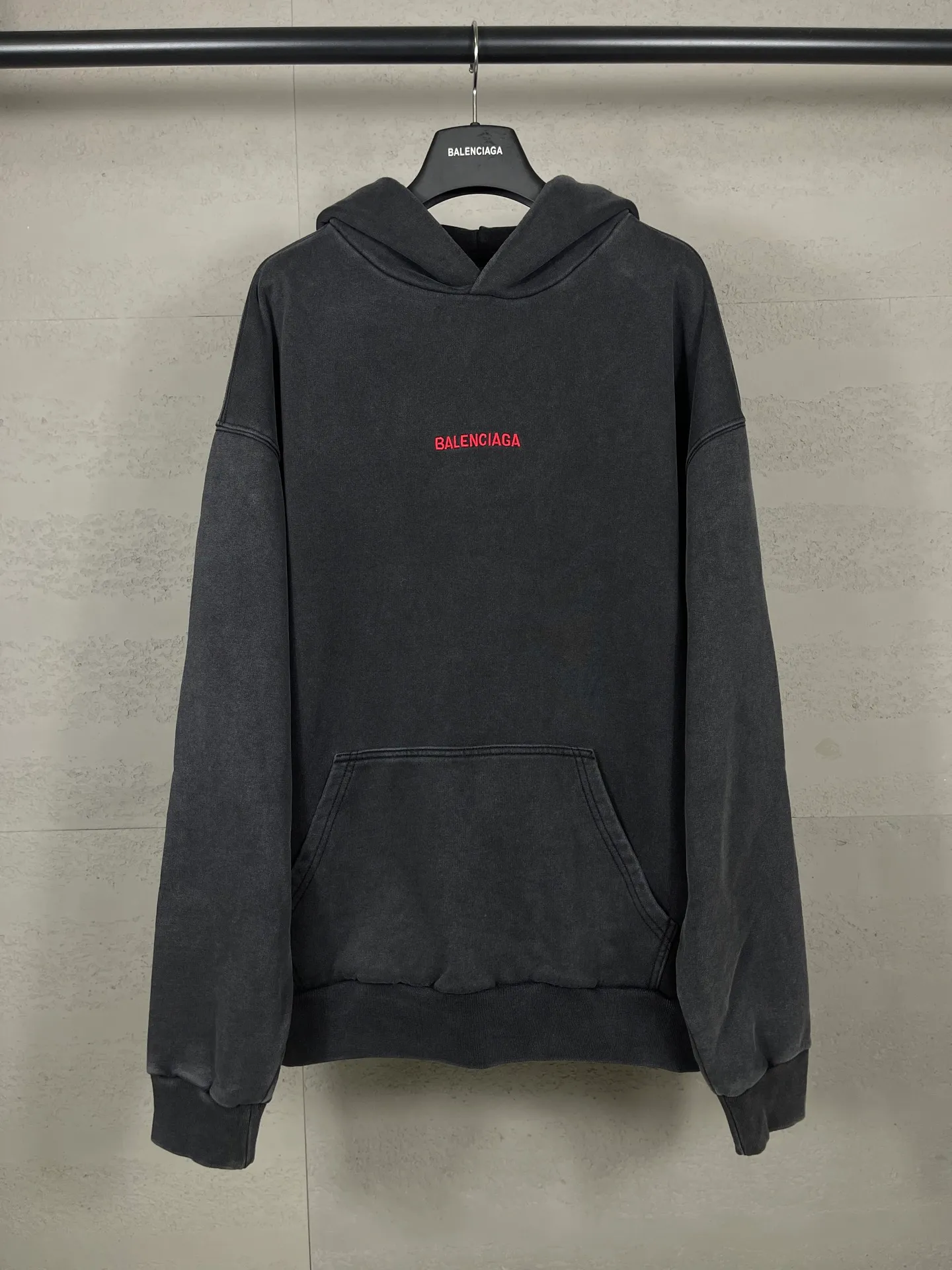 🅿️330 real shots [Top version. Official website quality] BALENCI*GA/25 new model. The latest SS25 style hooded sweatshirt with Paris LOGO embroidery on the front and back. Research and development at the first time, different market currencies. Comparisons welcome. The fabric is made of Paris ZP custom-woven and dyed cotton sweatshirt. Weighing 460 grams, the cloth surface is clean. The cloth pattern is clear, soft and comfortable. The threads are dyed with no color difference. The embroidery is done with embroidery machines imported from Tajima, and the garments are washed and aged. Jubie market currency. Welcome to compare. The version adopts OS loose shoulder design. Same style for men and women. Code: BL259969 Color: washed black Size: XS S M L
