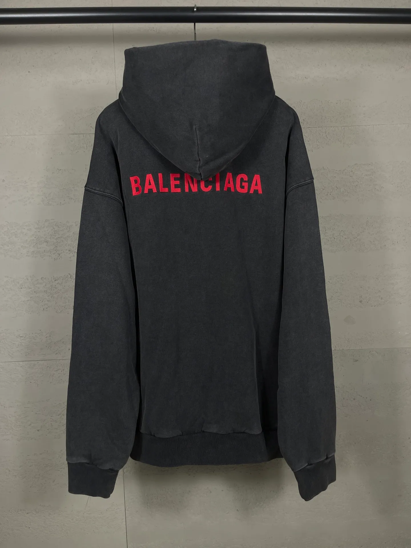 🅿️330 real shots [Top version. Official website quality] BALENCI*GA/25 new model. The latest SS25 style hooded sweatshirt with Paris LOGO embroidery on the front and back. Research and development at the first time, different market currencies. Comparisons welcome. The fabric is made of Paris ZP custom-woven and dyed cotton sweatshirt. Weighing 460 grams, the cloth surface is clean. The cloth pattern is clear, soft and comfortable. The threads are dyed with no color difference. The embroidery is done with embroidery machines imported from Tajima, and the garments are washed and aged. Jubie market currency. Welcome to compare. The version adopts OS loose shoulder design. Same style for men and women. Code: BL259969 Color: washed black Size: XS S M L