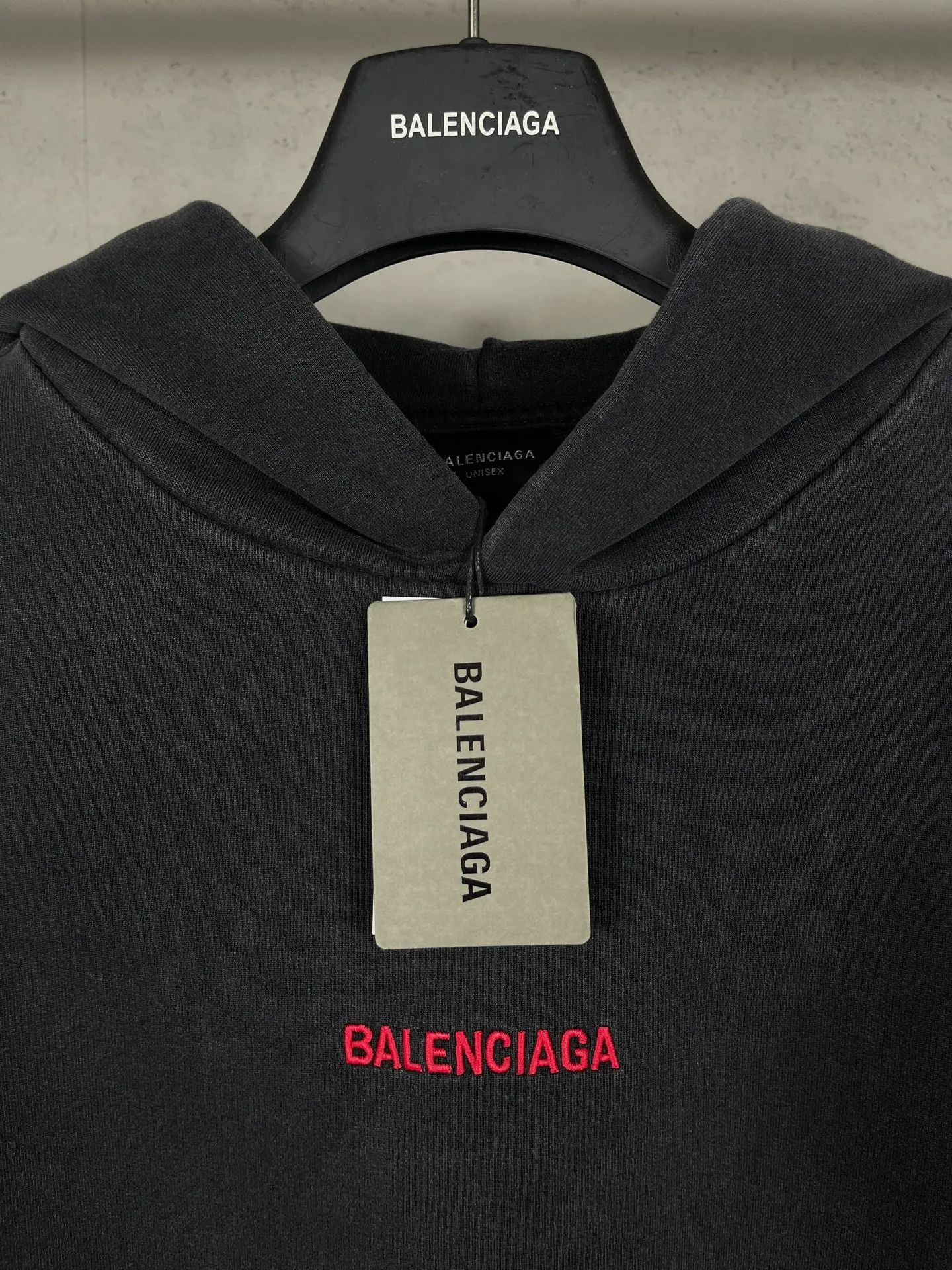 🅿️330 real shots [Top version. Official website quality] BALENCI*GA/25 new model. The latest SS25 style hooded sweatshirt with Paris LOGO embroidery on the front and back. Research and development at the first time, different market currencies. Comparisons welcome. The fabric is made of Paris ZP custom-woven and dyed cotton sweatshirt. Weighing 460 grams, the cloth surface is clean. The cloth pattern is clear, soft and comfortable. The threads are dyed with no color difference. The embroidery is done with embroidery machines imported from Tajima, and the garments are washed and aged. Jubie market currency. Welcome to compare. The version adopts OS loose shoulder design. Same style for men and women. Code: BL259969 Color: washed black Size: XS S M L