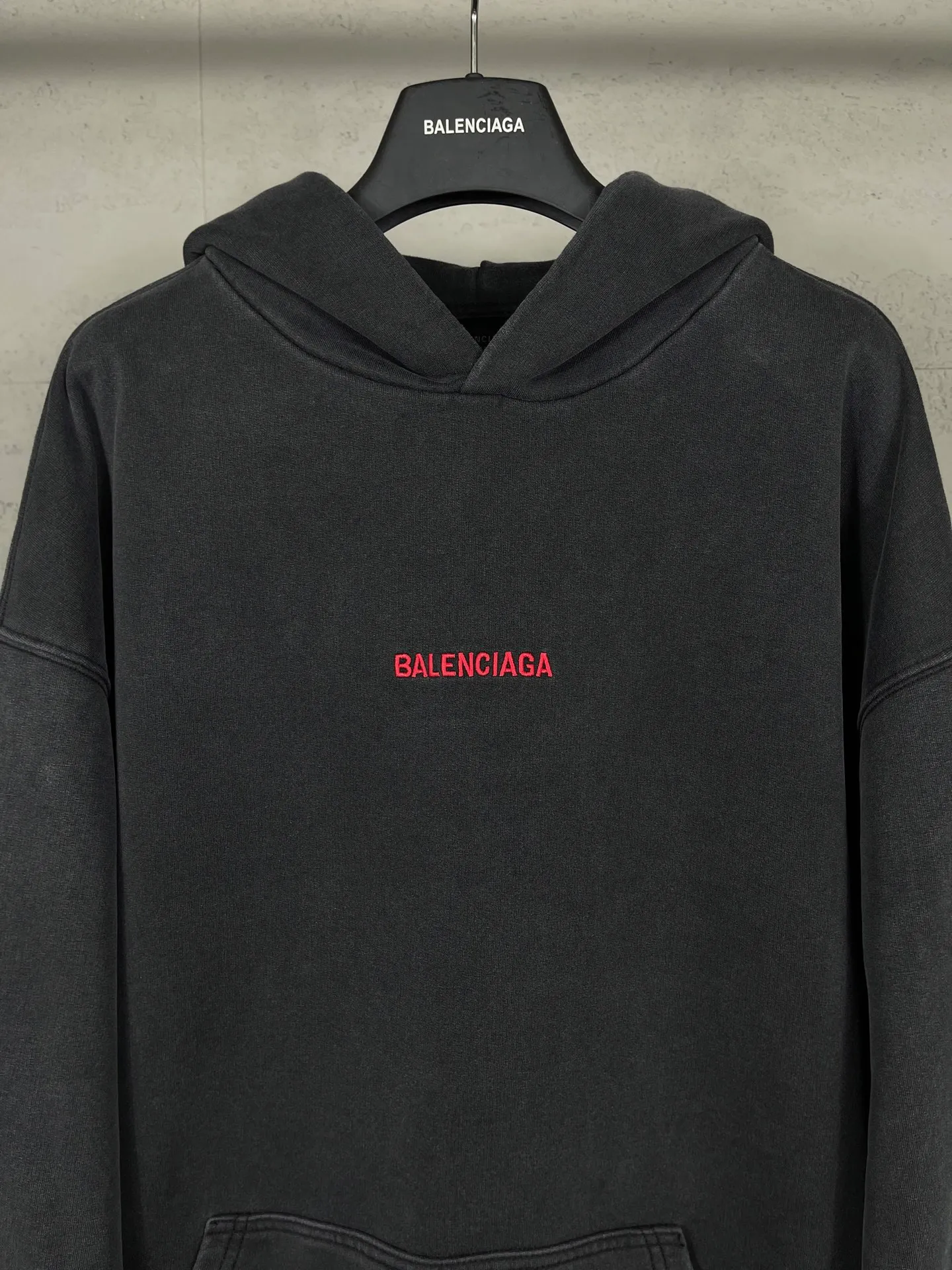 🅿️330 real shots [Top version. Official website quality] BALENCI*GA/25 new model. The latest SS25 style hooded sweatshirt with Paris LOGO embroidery on the front and back. Research and development at the first time, different market currencies. Comparisons welcome. The fabric is made of Paris ZP custom-woven and dyed cotton sweatshirt. Weighing 460 grams, the cloth surface is clean. The cloth pattern is clear, soft and comfortable. The threads are dyed with no color difference. The embroidery is done with embroidery machines imported from Tajima, and the garments are washed and aged. Jubie market currency. Welcome to compare. The version adopts OS loose shoulder design. Same style for men and women. Code: BL259969 Color: washed black Size: XS S M L