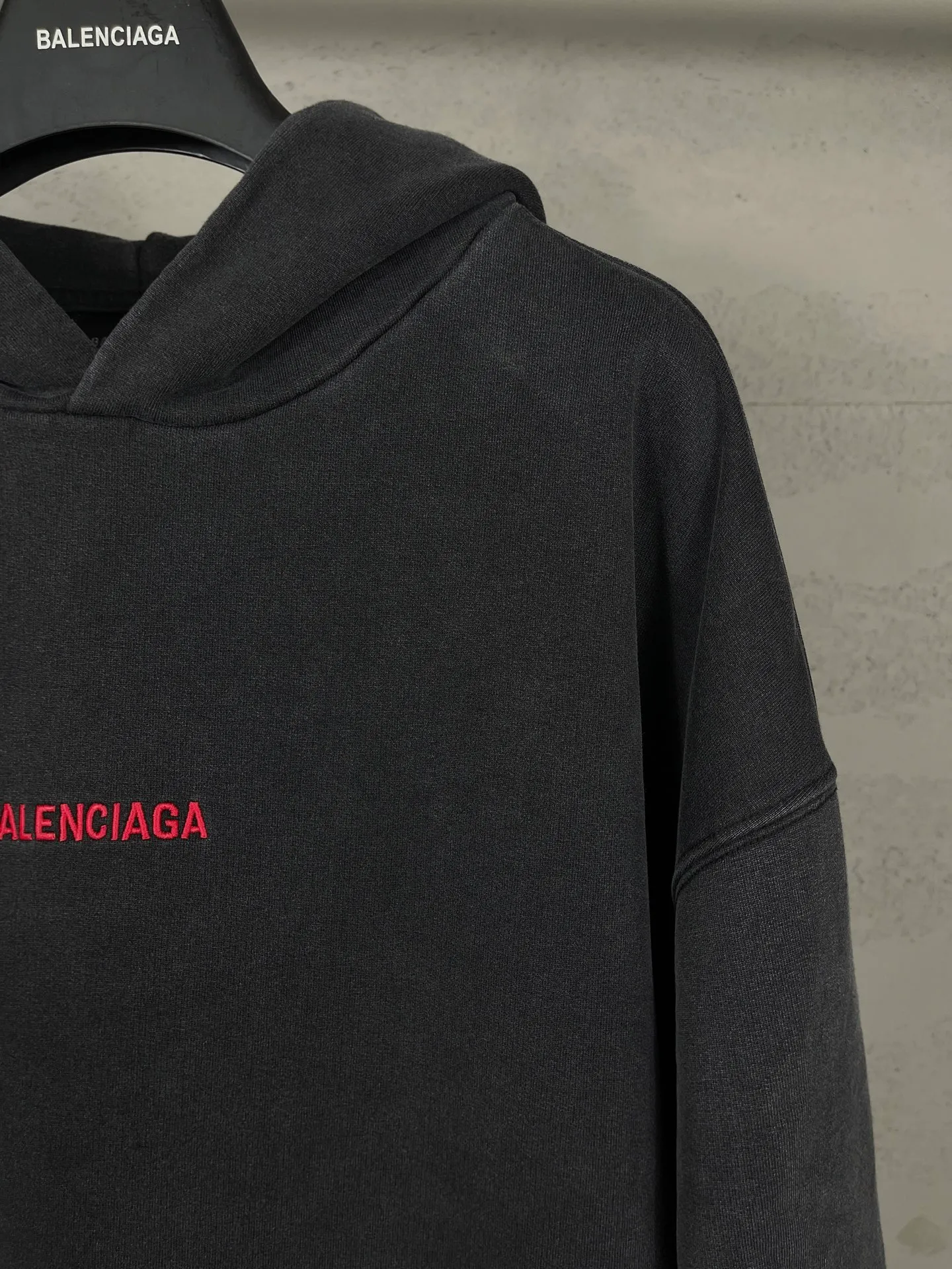 🅿️330 real shots [Top version. Official website quality] BALENCI*GA/25 new model. The latest SS25 style hooded sweatshirt with Paris LOGO embroidery on the front and back. Research and development at the first time, different market currencies. Comparisons welcome. The fabric is made of Paris ZP custom-woven and dyed cotton sweatshirt. Weighing 460 grams, the cloth surface is clean. The cloth pattern is clear, soft and comfortable. The threads are dyed with no color difference. The embroidery is done with embroidery machines imported from Tajima, and the garments are washed and aged. Jubie market currency. Welcome to compare. The version adopts OS loose shoulder design. Same style for men and women. Code: BL259969 Color: washed black Size: XS S M L