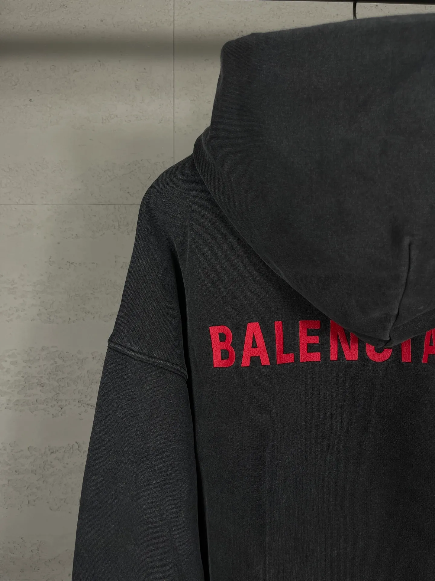 🅿️330 real shots [Top version. Official website quality] BALENCI*GA/25 new model. The latest SS25 style hooded sweatshirt with Paris LOGO embroidery on the front and back. Research and development at the first time, different market currencies. Comparisons welcome. The fabric is made of Paris ZP custom-woven and dyed cotton sweatshirt. Weighing 460 grams, the cloth surface is clean. The cloth pattern is clear, soft and comfortable. The threads are dyed with no color difference. The embroidery is done with embroidery machines imported from Tajima, and the garments are washed and aged. Jubie market currency. Welcome to compare. The version adopts OS loose shoulder design. Same style for men and women. Code: BL259969 Color: washed black Size: XS S M L