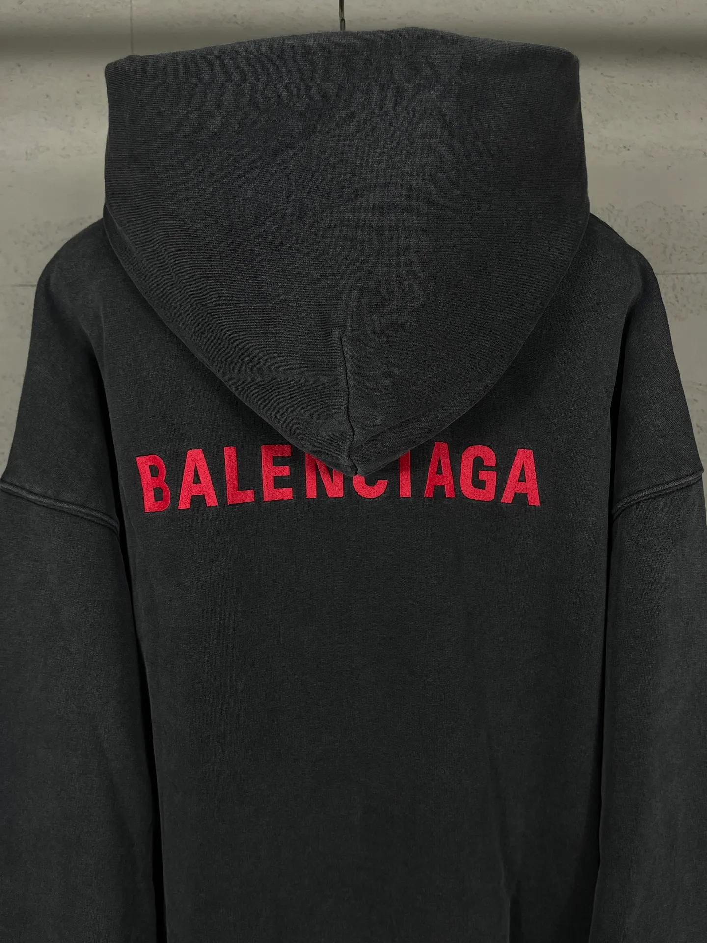 🅿️330 real shots [Top version. Official website quality] BALENCI*GA/25 new model. The latest SS25 style hooded sweatshirt with Paris LOGO embroidery on the front and back. Research and development at the first time, different market currencies. Comparisons welcome. The fabric is made of Paris ZP custom-woven and dyed cotton sweatshirt. Weighing 460 grams, the cloth surface is clean. The cloth pattern is clear, soft and comfortable. The threads are dyed with no color difference. The embroidery is done with embroidery machines imported from Tajima, and the garments are washed and aged. Jubie market currency. Welcome to compare. The version adopts OS loose shoulder design. Same style for men and women. Code: BL259969 Color: washed black Size: XS S M L