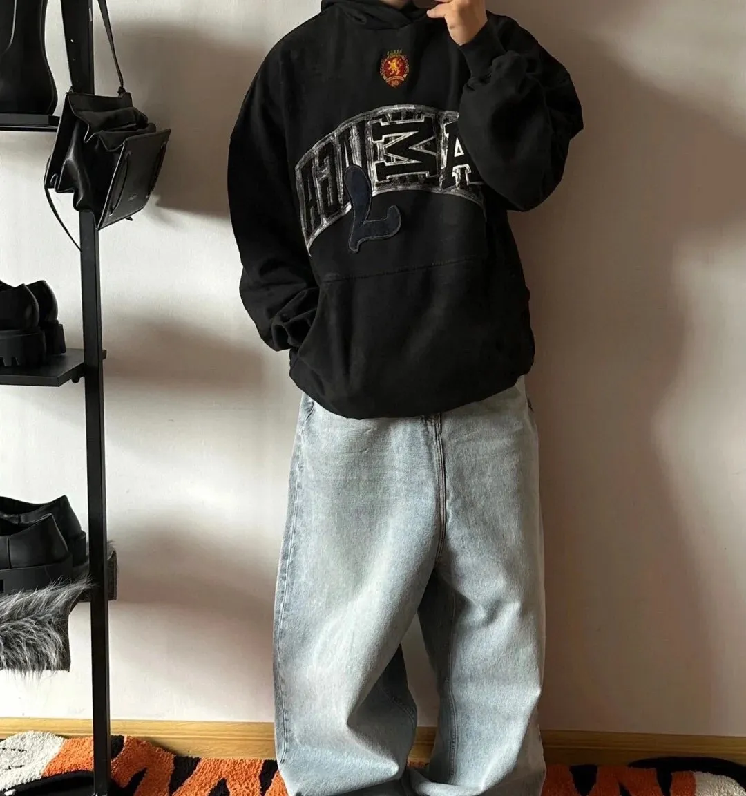 ♻️💯Upper body reference model picture❤️Top tested version 23FW BALENCIAGA Paris Manchester United limited edition distressed male and female couple star same style pure cotton loose hooded sweatshirt [very suitable for Douyin, and other platforms! The letters in the LOGO position have been damaged and polished! 】 The fabric is custom-made washed knitted cotton terry material. The upper body is very soft. The front panel uses a classic hand pocket with a worn effect. The overall yellow and dirty effect is all artificially sprayed with majolica. It requires proficiency and experience to achieve this natural and elegant effect!  Customized towel embroidery on the chest, heavily damaged! The aging effect is very obvious! The overall artificial positioning coating is hand-made, washed and dirty. The frayed hole craftsmanship has a hand-painted graffiti effect. The arms behind the bend are made of open-stitch frayed craftsmanship. The wiring is delicate. Elastic cuff design. The whole body is hand-positioned with muddy dyeing and frayed effect! Ready-made garments are washed twice with water +➕ once with wax. It feels smooth!   The Manchester United letters and logo on the chest are designed with full embroidery and the details are visible!  Size: XS-L Color: White Black P: 470