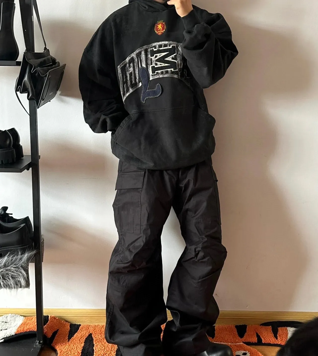 ♻️💯Upper body reference model picture❤️Top tested version 23FW BALENCIAGA Paris Manchester United limited edition distressed male and female couple star same style pure cotton loose hooded sweatshirt [very suitable for Douyin, and other platforms! The letters in the LOGO position have been damaged and polished! 】 The fabric is custom-made washed knitted cotton terry material. The upper body is very soft. The front panel uses a classic hand pocket with a worn effect. The overall yellow and dirty effect is all artificially sprayed with majolica. It requires proficiency and experience to achieve this natural and elegant effect!  Customized towel embroidery on the chest, heavily damaged! The aging effect is very obvious! The overall artificial positioning coating is hand-made, washed and dirty. The frayed hole craftsmanship has a hand-painted graffiti effect. The arms behind the bend are made of open-stitch frayed craftsmanship. The wiring is delicate. Elastic cuff design. The whole body is hand-positioned with muddy dyeing and frayed effect! Ready-made garments are washed twice with water +➕ once with wax. It feels smooth!   The Manchester United letters and logo on the chest are designed with full embroidery and the details are visible!  Size: XS-L Color: White Black P: 470