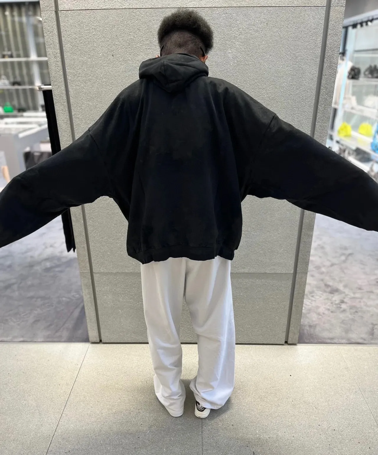 ♻️💯Upper body reference model picture❤️Top tested version 23FW BALENCIAGA Paris Manchester United limited edition distressed male and female couple star same style pure cotton loose hooded sweatshirt [very suitable for Douyin, and other platforms! The letters in the LOGO position have been damaged and polished! 】 The fabric is custom-made washed knitted cotton terry material. The upper body is very soft. The front panel uses a classic hand pocket with a worn effect. The overall yellow and dirty effect is all artificially sprayed with majolica. It requires proficiency and experience to achieve this natural and elegant effect!  Customized towel embroidery on the chest, heavily damaged! The aging effect is very obvious! The overall artificial positioning coating is hand-made, washed and dirty. The frayed hole craftsmanship has a hand-painted graffiti effect. The arms behind the bend are made of open-stitch frayed craftsmanship. The wiring is delicate. Elastic cuff design. The whole body is hand-positioned with muddy dyeing and frayed effect! Ready-made garments are washed twice with water +➕ once with wax. It feels smooth!   The Manchester United letters and logo on the chest are designed with full embroidery and the details are visible!  Size: XS-L Color: White Black P: 470