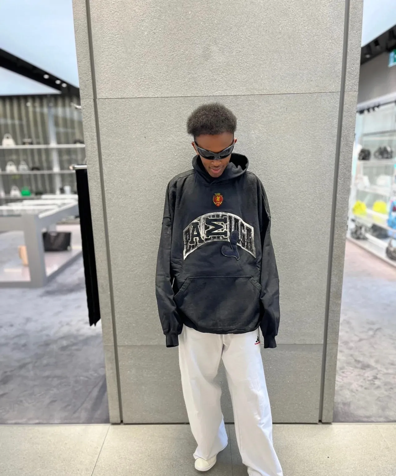 ♻️💯Upper body reference model picture❤️Top tested version 23FW BALENCIAGA Paris Manchester United limited edition distressed male and female couple star same style pure cotton loose hooded sweatshirt [very suitable for Douyin, and other platforms! The letters in the LOGO position have been damaged and polished! 】 The fabric is custom-made washed knitted cotton terry material. The upper body is very soft. The front panel uses a classic hand pocket with a worn effect. The overall yellow and dirty effect is all artificially sprayed with majolica. It requires proficiency and experience to achieve this natural and elegant effect!  Customized towel embroidery on the chest, heavily damaged! The aging effect is very obvious! The overall artificial positioning coating is hand-made, washed and dirty. The frayed hole craftsmanship has a hand-painted graffiti effect. The arms behind the bend are made of open-stitch frayed craftsmanship. The wiring is delicate. Elastic cuff design. The whole body is hand-positioned with muddy dyeing and frayed effect! Ready-made garments are washed twice with water +➕ once with wax. It feels smooth!   The Manchester United letters and logo on the chest are designed with full embroidery and the details are visible!  Size: XS-L Color: White Black P: 470