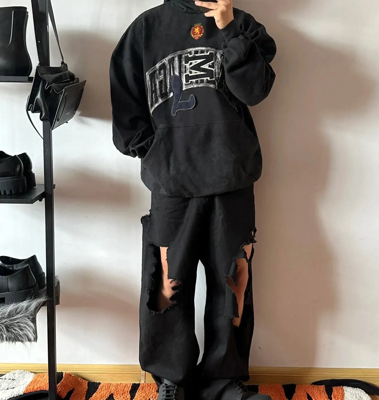 ♻️💯Upper body reference model picture❤️Top tested version 23FW BALENCIAGA Paris Manchester United limited edition distressed male and female couple star same style pure cotton loose hooded sweatshirt [very suitable for Douyin, and other platforms! The letters in the LOGO position have been damaged and polished! 】 The fabric is custom-made washed knitted cotton terry material. The upper body is very soft. The front panel uses a classic hand pocket with a worn effect. The overall yellow and dirty effect is all artificially sprayed with majolica. It requires proficiency and experience to achieve this natural and elegant effect!  Customized towel embroidery on the chest, heavily damaged! The aging effect is very obvious! The overall artificial positioning coating is hand-made, washed and dirty. The frayed hole craftsmanship has a hand-painted graffiti effect. The arms behind the bend are made of open-stitch frayed craftsmanship. The wiring is delicate. Elastic cuff design. The whole body is hand-positioned with muddy dyeing and frayed effect! Ready-made garments are washed twice with water +➕ once with wax. It feels smooth!   The Manchester United letters and logo on the chest are designed with full embroidery and the details are visible!  Size: XS-L Color: White Black P: 470