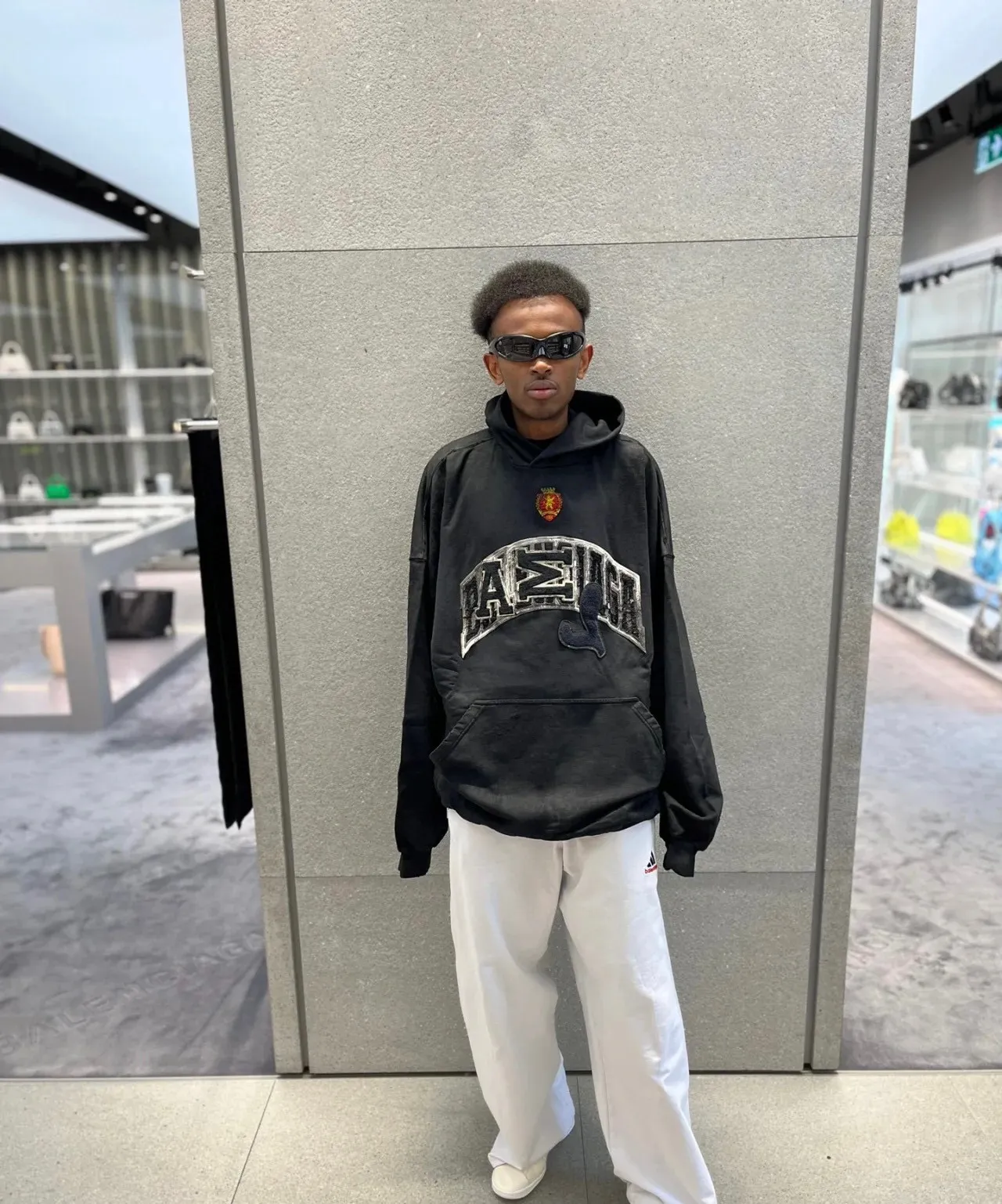 ♻️💯Upper body reference model picture❤️Top tested version 23FW BALENCIAGA Paris Manchester United limited edition distressed male and female couple star same style pure cotton loose hooded sweatshirt [very suitable for Douyin, and other platforms! The letters in the LOGO position have been damaged and polished! 】 The fabric is custom-made washed knitted cotton terry material. The upper body is very soft. The front panel uses a classic hand pocket with a worn effect. The overall yellow and dirty effect is all artificially sprayed with majolica. It requires proficiency and experience to achieve this natural and elegant effect!  Customized towel embroidery on the chest, heavily damaged! The aging effect is very obvious! The overall artificial positioning coating is hand-made, washed and dirty. The frayed hole craftsmanship has a hand-painted graffiti effect. The arms behind the bend are made of open-stitch frayed craftsmanship. The wiring is delicate. Elastic cuff design. The whole body is hand-positioned with muddy dyeing and frayed effect! Ready-made garments are washed twice with water +➕ once with wax. It feels smooth!   The Manchester United letters and logo on the chest are designed with full embroidery and the details are visible!  Size: XS-L Color: White Black P: 470