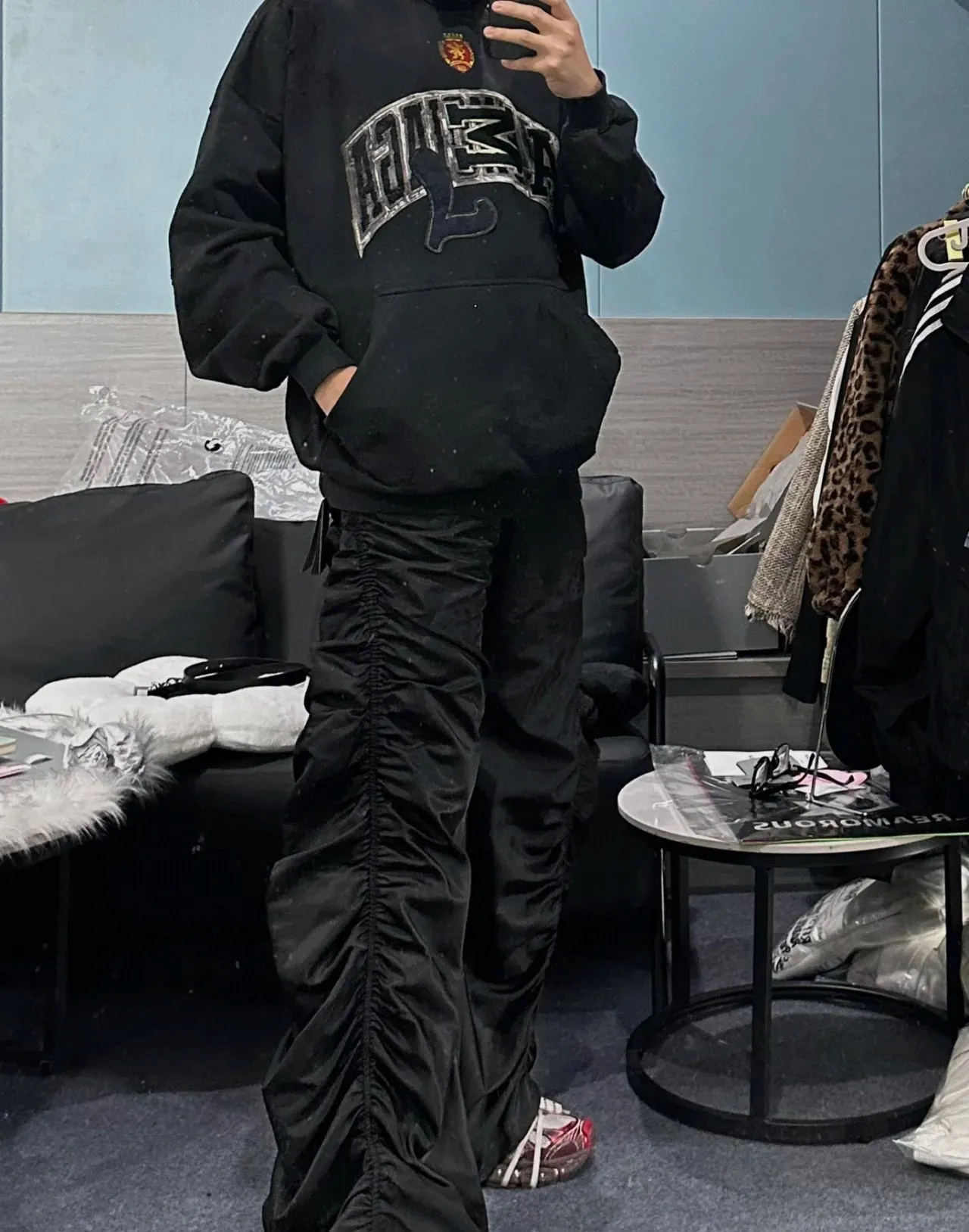 ♻️💯Upper body reference model picture❤️Top tested version 23FW BALENCIAGA Paris Manchester United limited edition distressed male and female couple star same style pure cotton loose hooded sweatshirt [very suitable for Douyin, and other platforms! The letters in the LOGO position have been damaged and polished! 】 The fabric is custom-made washed knitted cotton terry material. The upper body is very soft. The front panel uses a classic hand pocket with a worn effect. The overall yellow and dirty effect is all artificially sprayed with majolica. It requires proficiency and experience to achieve this natural and elegant effect!  Customized towel embroidery on the chest, heavily damaged! The aging effect is very obvious! The overall artificial positioning coating is hand-made, washed and dirty. The frayed hole craftsmanship has a hand-painted graffiti effect. The arms behind the bend are made of open-stitch frayed craftsmanship. The wiring is delicate. Elastic cuff design. The whole body is hand-positioned with muddy dyeing and frayed effect! Ready-made garments are washed twice with water +➕ once with wax. It feels smooth!   The Manchester United letters and logo on the chest are designed with full embroidery and the details are visible!  Size: XS-L Color: White Black P: 470