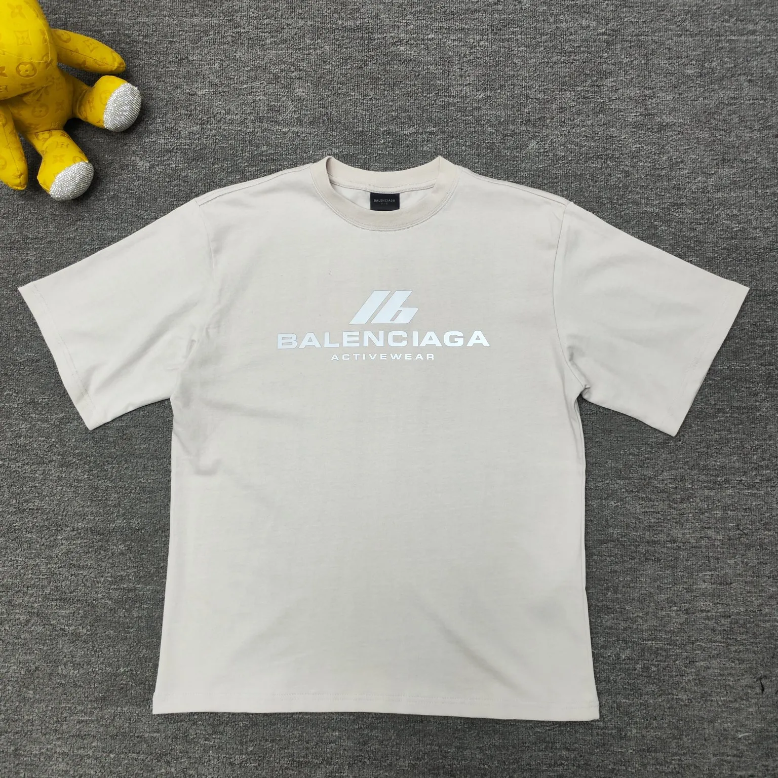 [New] Top version - BALENCIAGA - Reflective heat transfer short-sleeved T-shirt. The original development of customized fabric technology and washing process. High weight 280 grams of fabric. Full texture. Clean cloth. Soft and comfortable. Solona thread custom dyeing without color difference. Activewear logo on the front. Combined with reflective embellishment. Glowing and eye-catching. Fully interpreting strength and personality. Cool and sassy. Reflective heat transfer process Cleverly combining the characteristics of heat transfer and reflective materials, the customized reflective materials are attached to the fabric through heat pressing. The unique reflective effect highlights the visual effect. The fabrics have been washed and have a better hand texture. It is not easy to deform, not easy to shrink and not easy to fade. It maintains long-term beauty. os dropped shoulders and loose version. Same style for men and women. Color: Black Active White Size: XS-L P:270