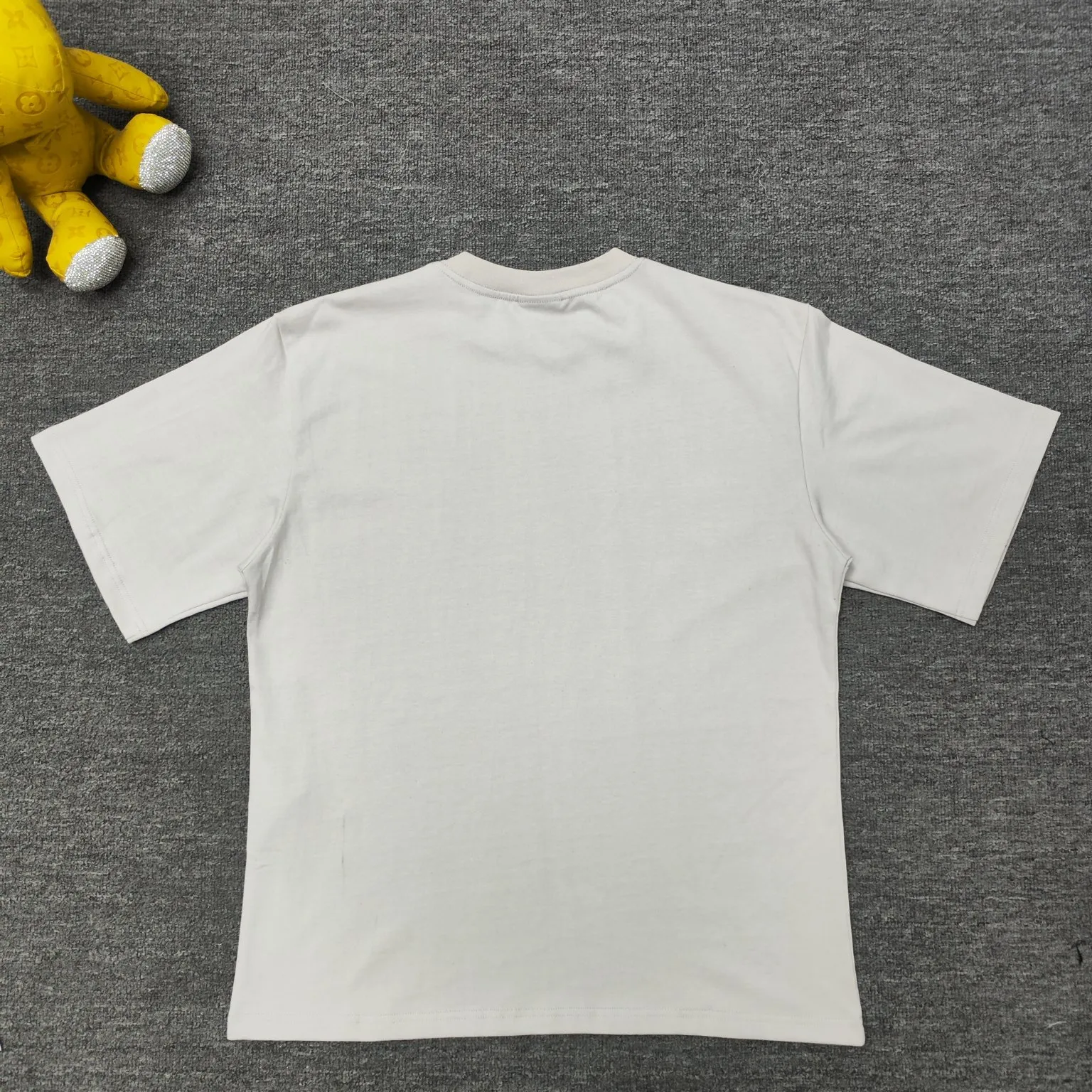 [New] Top version - BALENCIAGA - Reflective heat transfer short-sleeved T-shirt. The original development of customized fabric technology and washing process. High weight 280 grams of fabric. Full texture. Clean cloth. Soft and comfortable. Solona thread custom dyeing without color difference. Activewear logo on the front. Combined with reflective embellishment. Glowing and eye-catching. Fully interpreting strength and personality. Cool and sassy. Reflective heat transfer process Cleverly combining the characteristics of heat transfer and reflective materials, the customized reflective materials are attached to the fabric through heat pressing. The unique reflective effect highlights the visual effect. The fabrics have been washed and have a better hand texture. It is not easy to deform, not easy to shrink and not easy to fade. It maintains long-term beauty. os dropped shoulders and loose version. Same style for men and women. Color: Black Active White Size: XS-L P:270