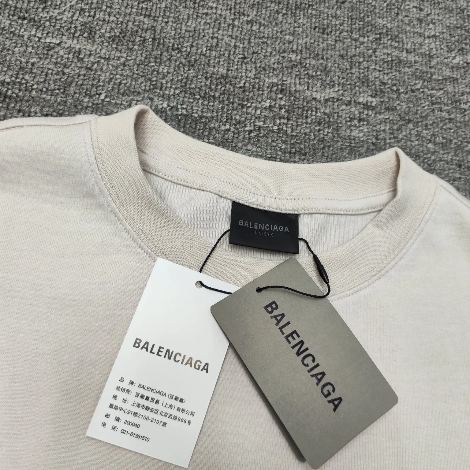 [New] Top version - BALENCIAGA - Reflective heat transfer short-sleeved T-shirt. The original development of customized fabric technology and washing process. High weight 280 grams of fabric. Full texture. Clean cloth. Soft and comfortable. Solona thread custom dyeing without color difference. Activewear logo on the front. Combined with reflective embellishment. Glowing and eye-catching. Fully interpreting strength and personality. Cool and sassy. Reflective heat transfer process Cleverly combining the characteristics of heat transfer and reflective materials, the customized reflective materials are attached to the fabric through heat pressing. The unique reflective effect highlights the visual effect. The fabrics have been washed and have a better hand texture. It is not easy to deform, not easy to shrink and not easy to fade. It maintains long-term beauty. os dropped shoulders and loose version. Same style for men and women. Color: Black Active White Size: XS-L P:270