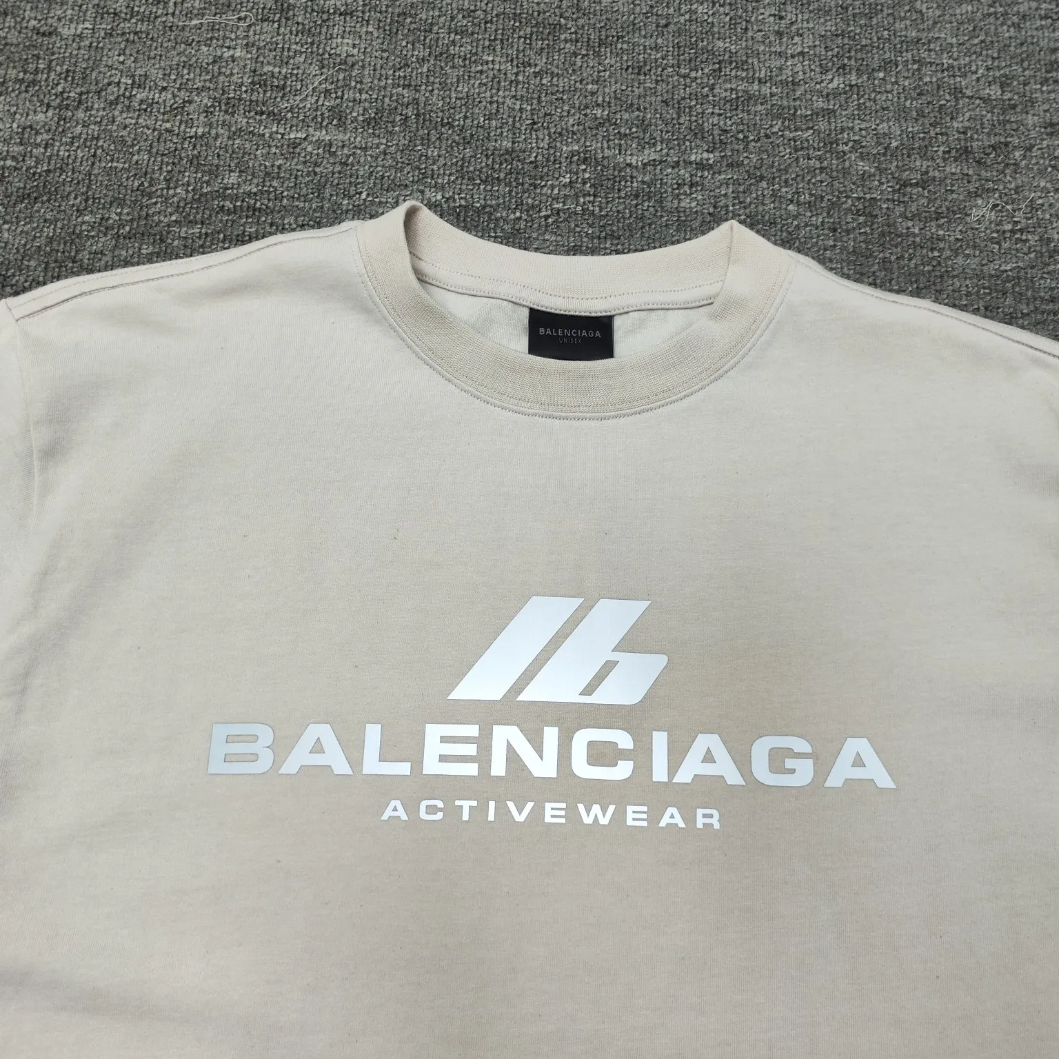[New] Top version - BALENCIAGA - Reflective heat transfer short-sleeved T-shirt. The original development of customized fabric technology and washing process. High weight 280 grams of fabric. Full texture. Clean cloth. Soft and comfortable. Solona thread custom dyeing without color difference. Activewear logo on the front. Combined with reflective embellishment. Glowing and eye-catching. Fully interpreting strength and personality. Cool and sassy. Reflective heat transfer process Cleverly combining the characteristics of heat transfer and reflective materials, the customized reflective materials are attached to the fabric through heat pressing. The unique reflective effect highlights the visual effect. The fabrics have been washed and have a better hand texture. It is not easy to deform, not easy to shrink and not easy to fade. It maintains long-term beauty. os dropped shoulders and loose version. Same style for men and women. Color: Black Active White Size: XS-L P:270