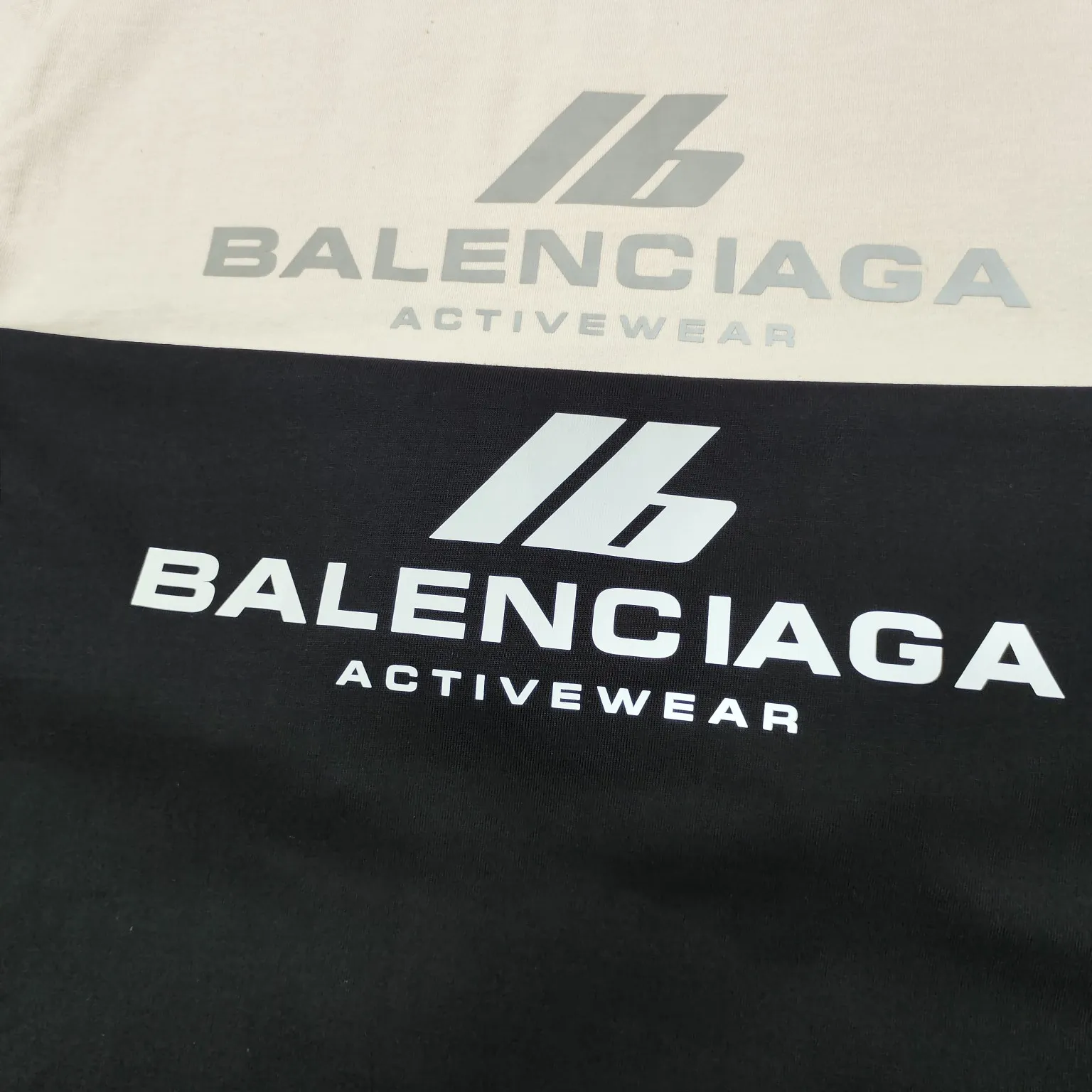 [New] Top version - BALENCIAGA - Reflective heat transfer short-sleeved T-shirt. The original development of customized fabric technology and washing process. High weight 280 grams of fabric. Full texture. Clean cloth. Soft and comfortable. Solona thread custom dyeing without color difference. Activewear logo on the front. Combined with reflective embellishment. Glowing and eye-catching. Fully interpreting strength and personality. Cool and sassy. Reflective heat transfer process Cleverly combining the characteristics of heat transfer and reflective materials, the customized reflective materials are attached to the fabric through heat pressing. The unique reflective effect highlights the visual effect. The fabrics have been washed and have a better hand texture. It is not easy to deform, not easy to shrink and not easy to fade. It maintains long-term beauty. os dropped shoulders and loose version. Same style for men and women. Color: Black Active White Size: XS-L P:270